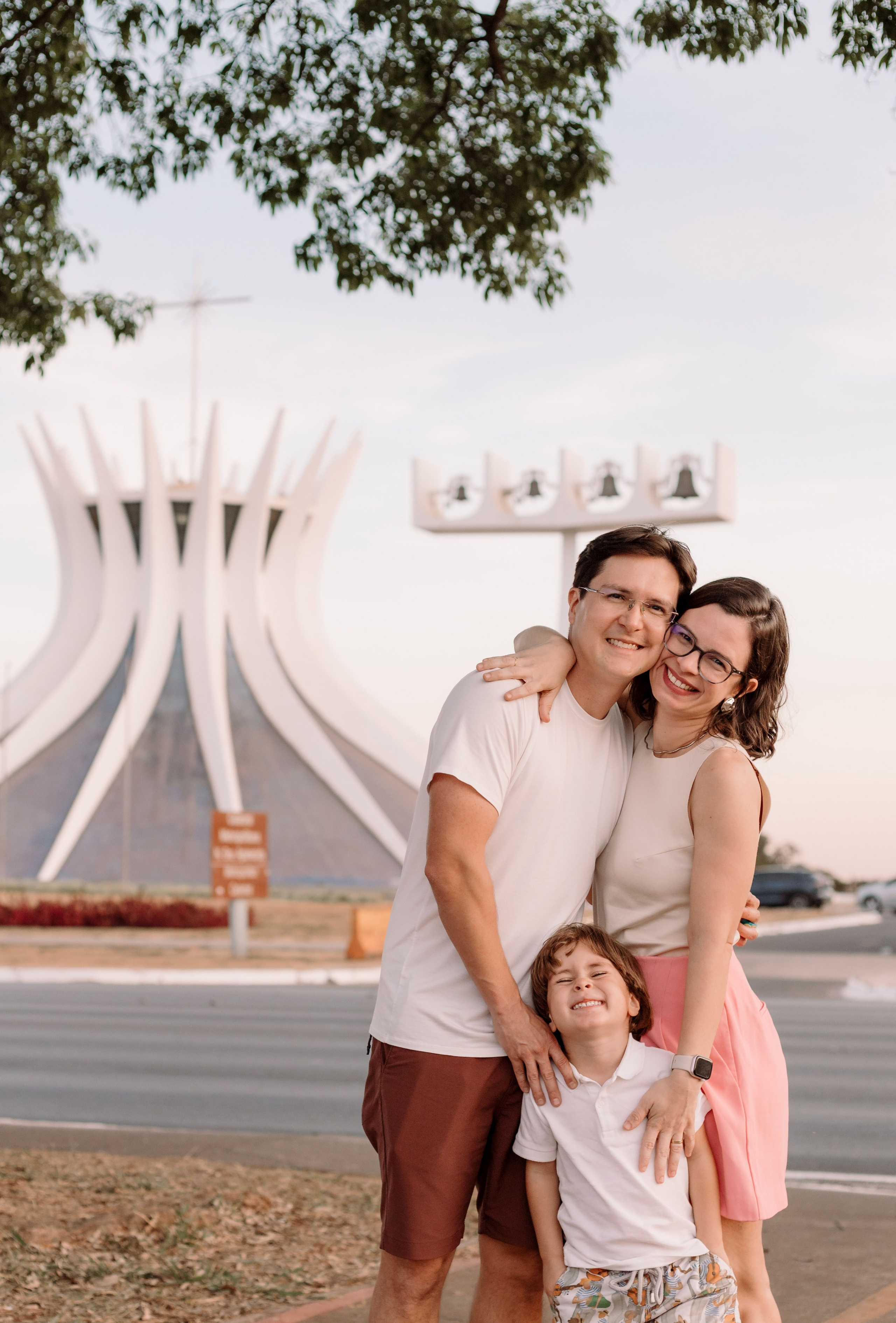 Ensaio Família na Catedral de Brasília | Fotografia Afetiva em Brasília. Ize Fotografia — Ensaios e Festas de Família em Recife e Brasília