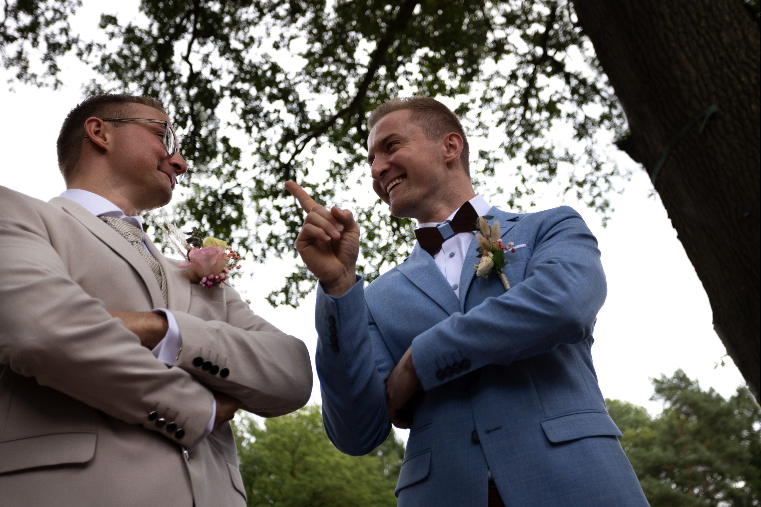 Romantisches Hochzeitsfoto von Yvonne und Denis im Artland Kotten, Quakenbrück, umgeben von Natur und historischen Gebäuden.“