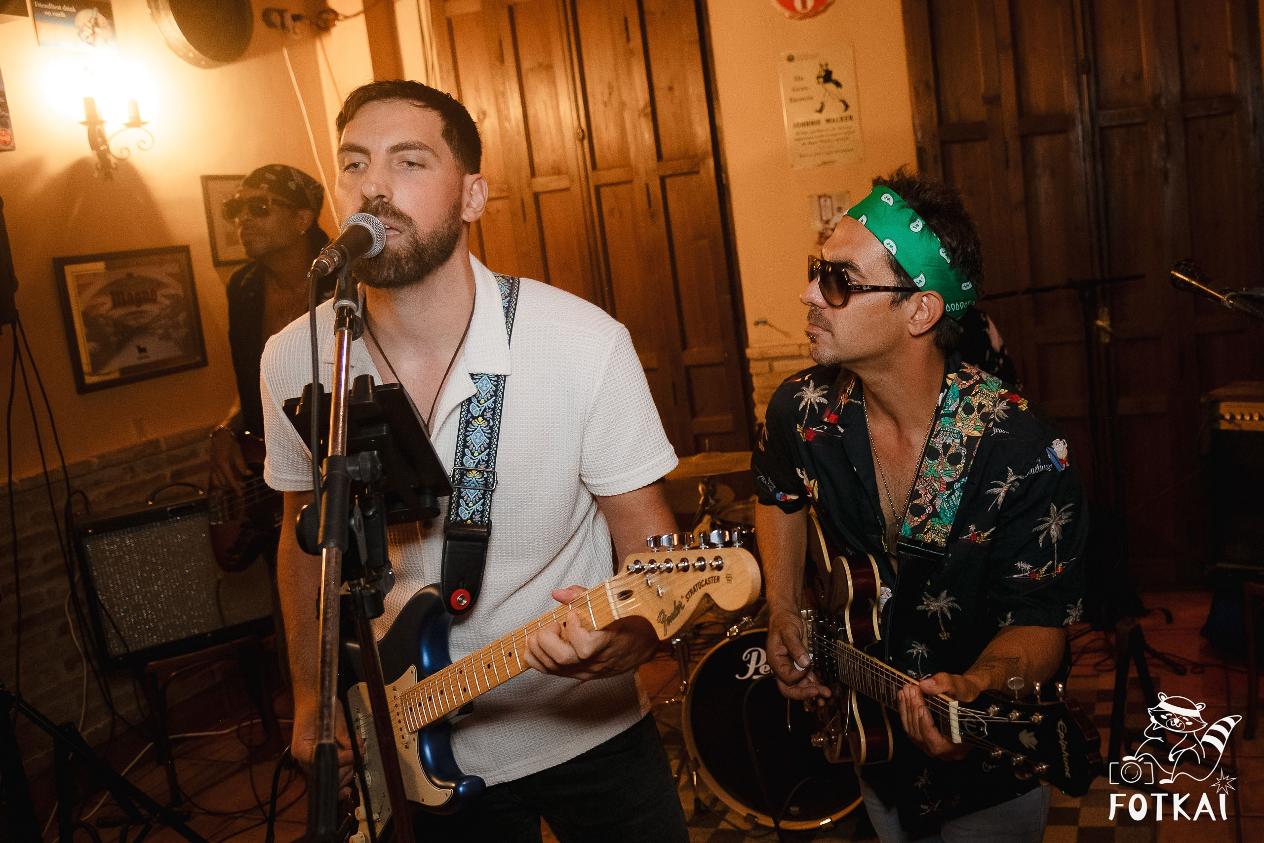 Stones of the Coast en Café Aljibe Rojales: Reportaje fotográfico 30.08.25 | FOTKAI