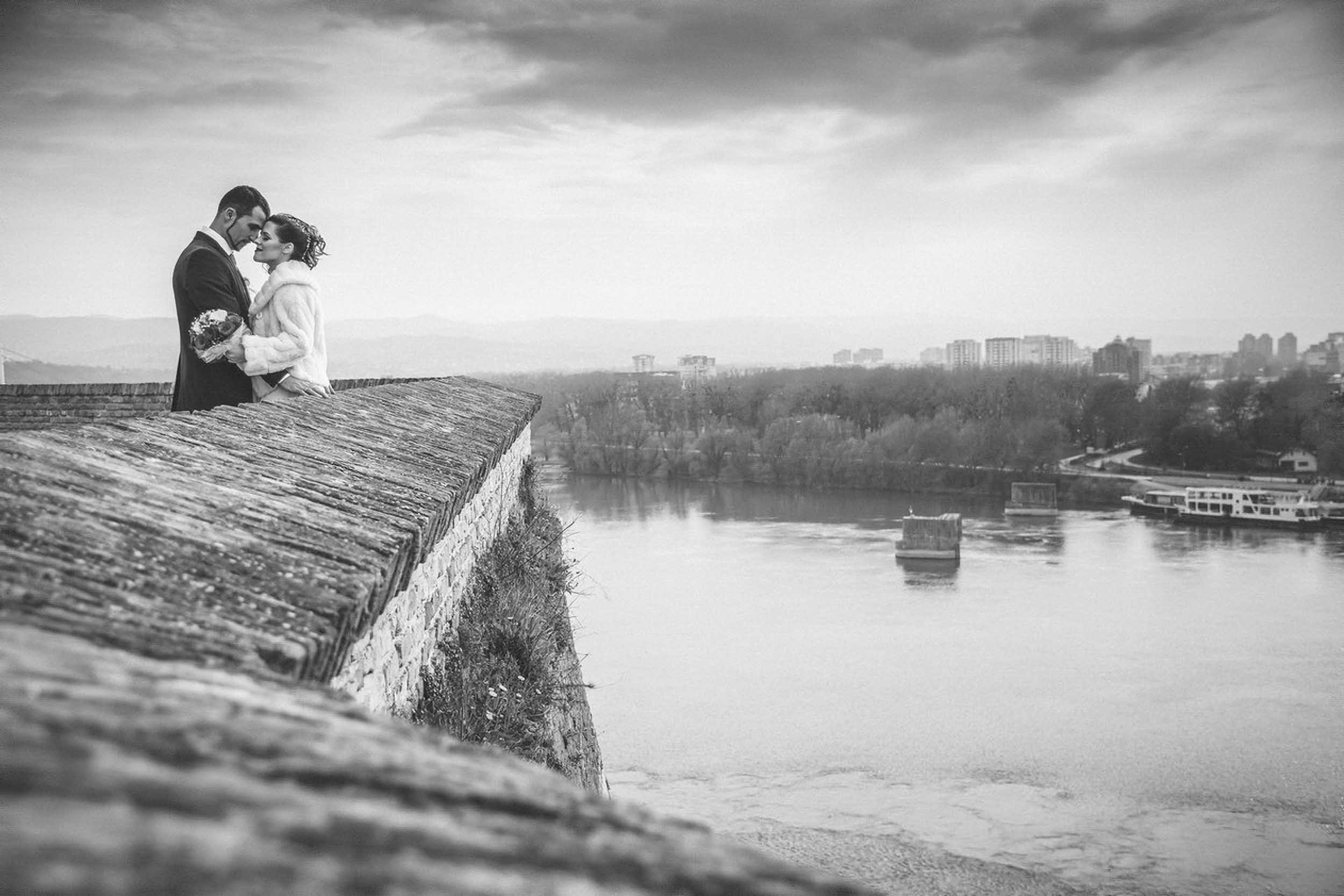 Zaljubljeni par kod bedema na Petrovaradinskoj tvrđavi sa panoramskim pogledom na Novi Sad