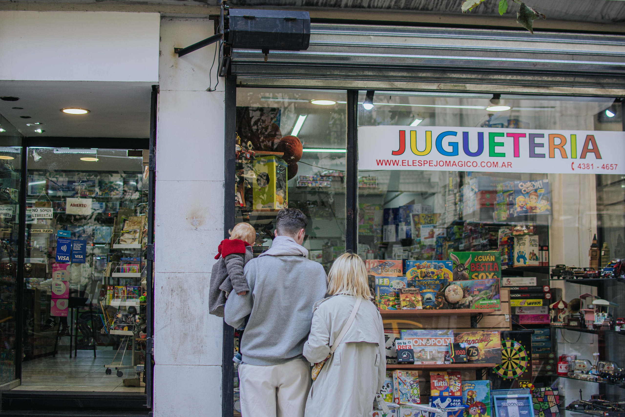 Family photo shoot. Buenos Aires. Photographer @elmirkami in the city of Buenos Aires