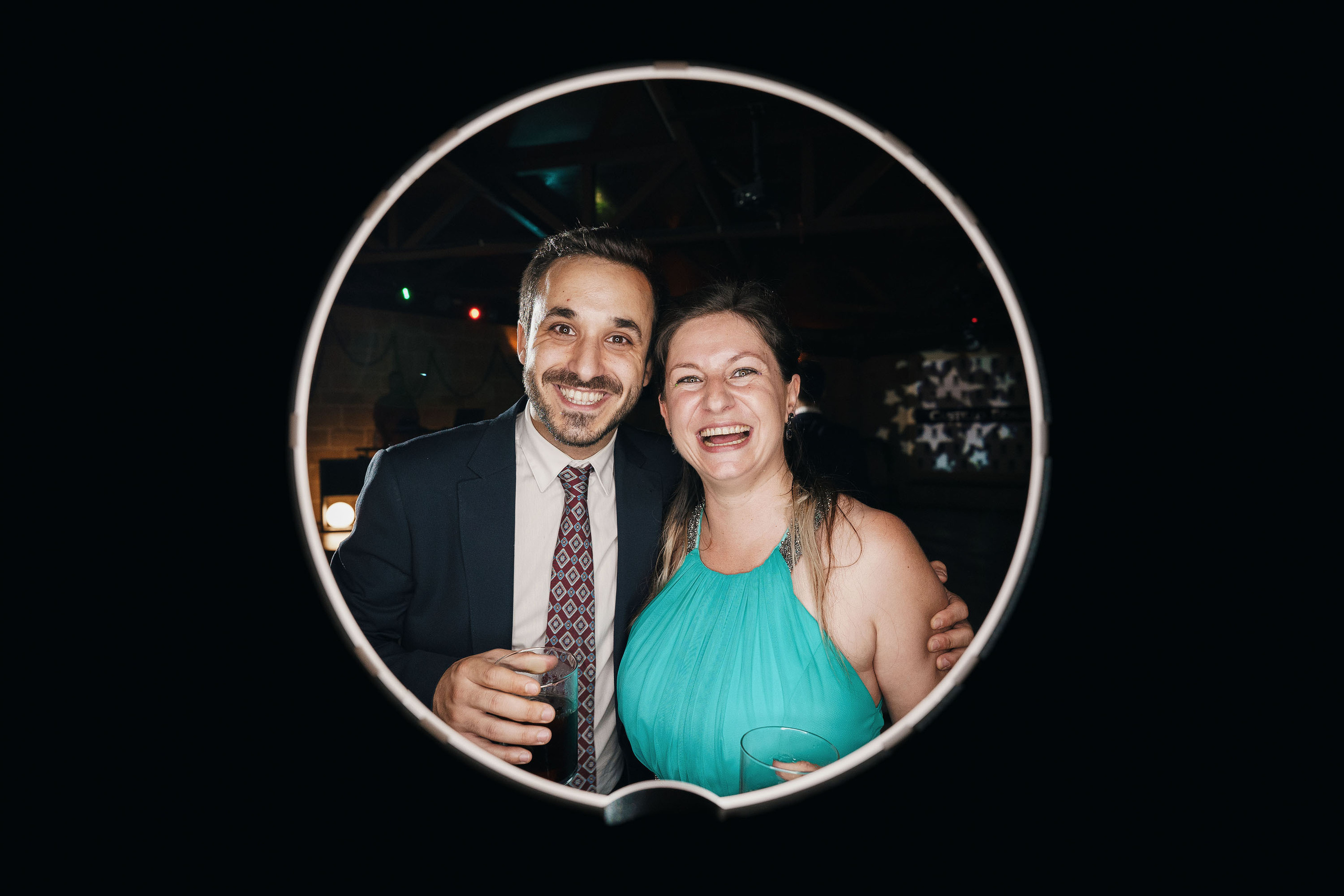 Photocircle es un foto con circulo los novios y los invitados. PIXLOVE - Fotógrafos de bodas Huesca Pirineos Zaragoza