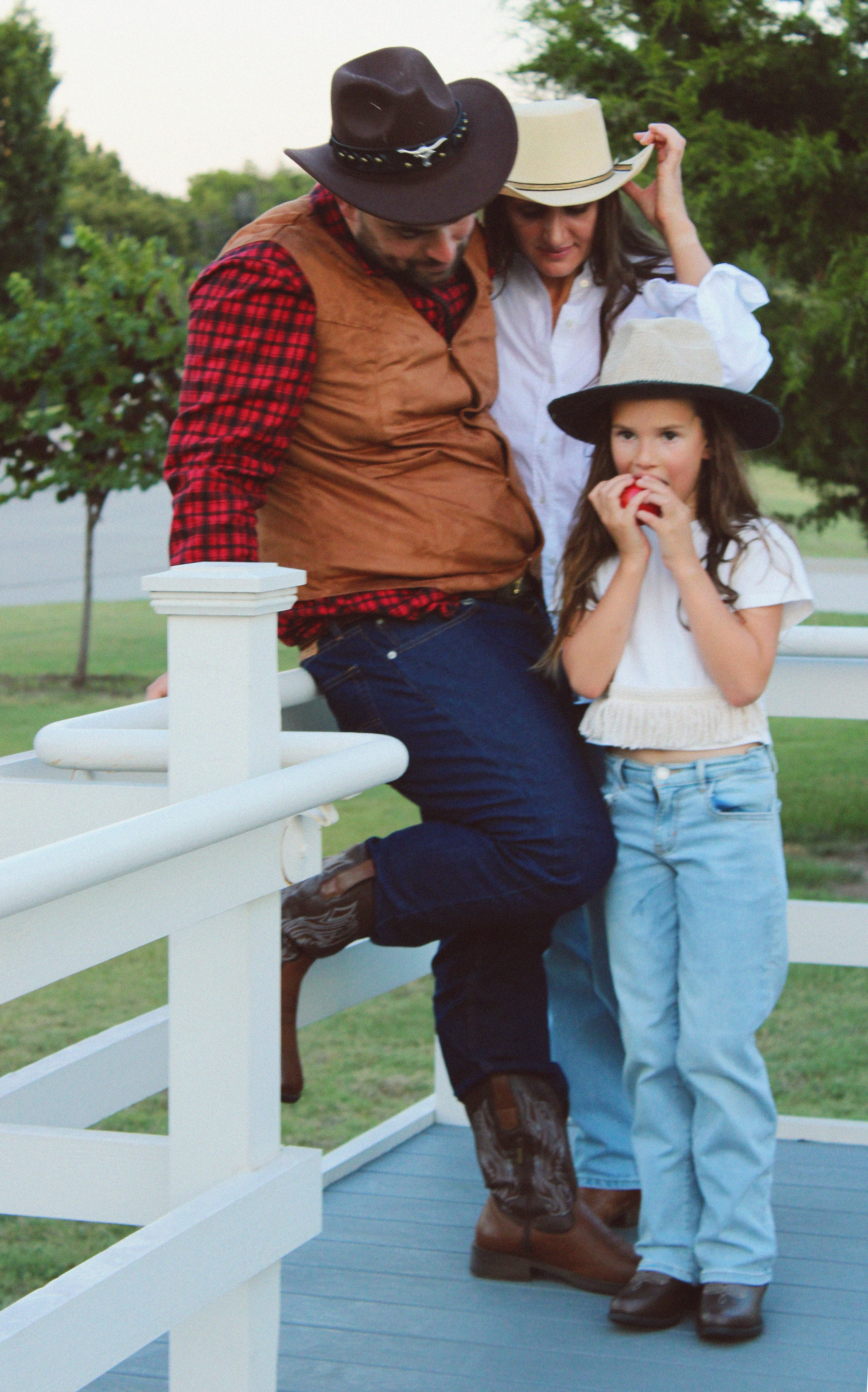 Texas Countryside Family Photoshoot in Cowboy Style. Lana Petrychenko — Portrait & Family Photographer. Valencia, Spain
