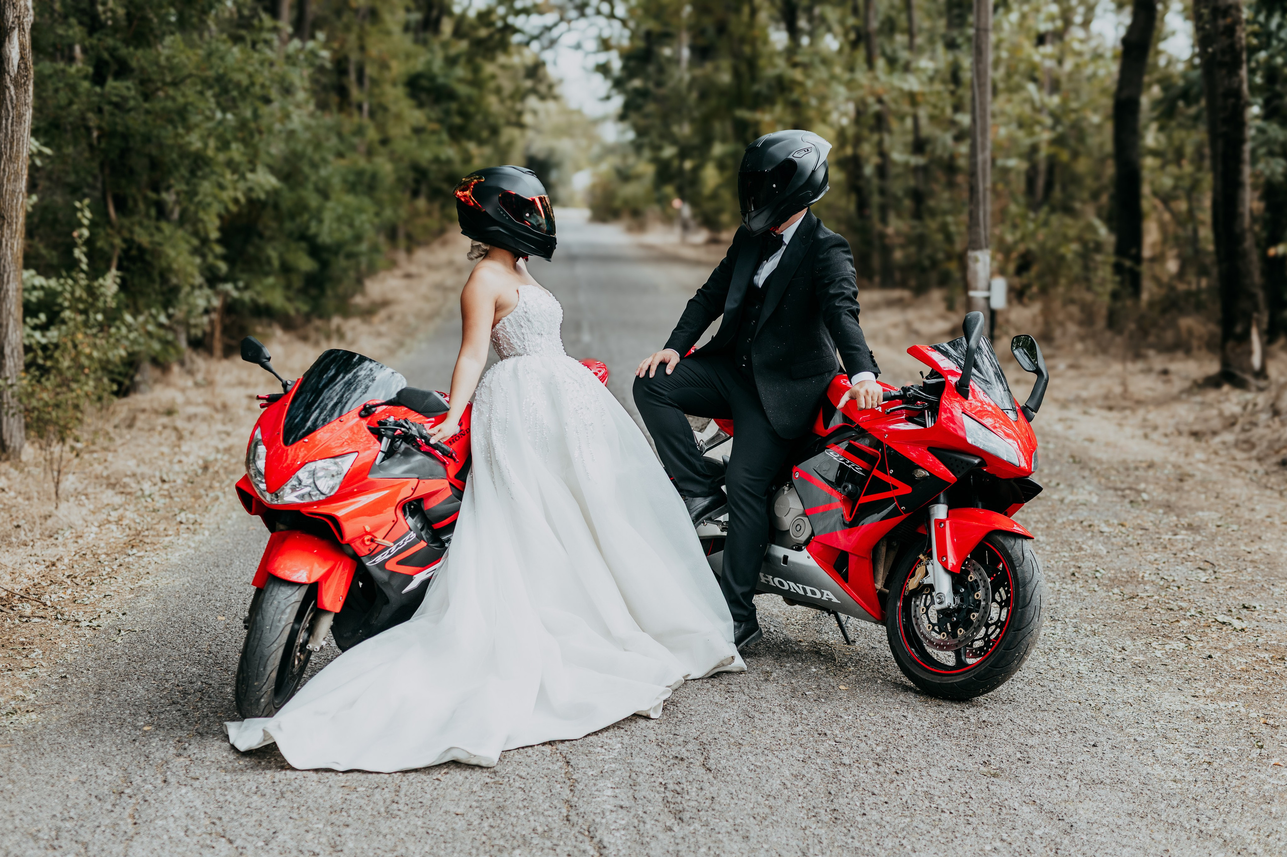 Trash the Dress cu motocicliști — ședință foto de poveste. Lucian Dedeu — Fotograf de nuntă și eveniment