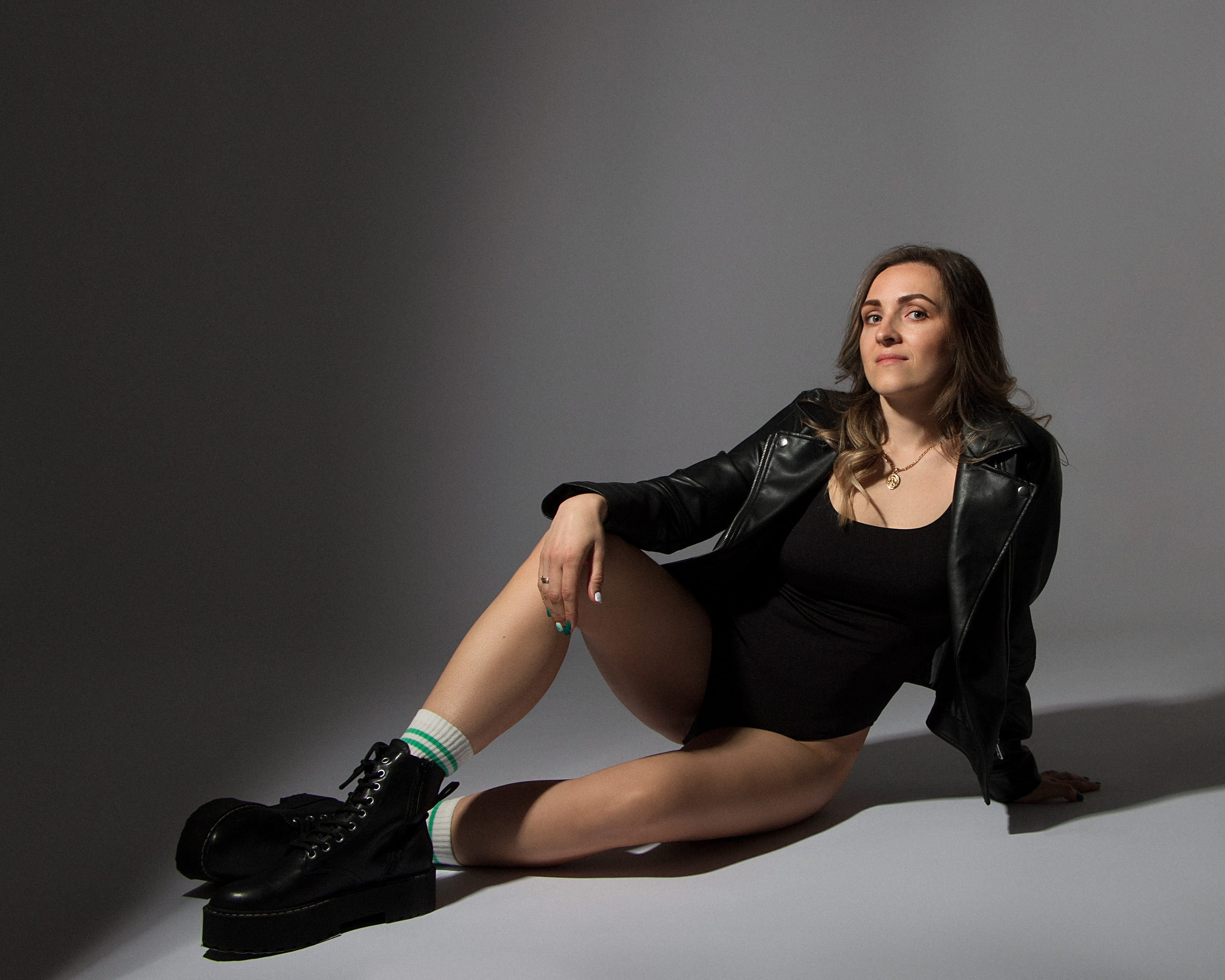 Nahaufnahme im Studio – Lederjacke und zarter Gesichtsausdruck