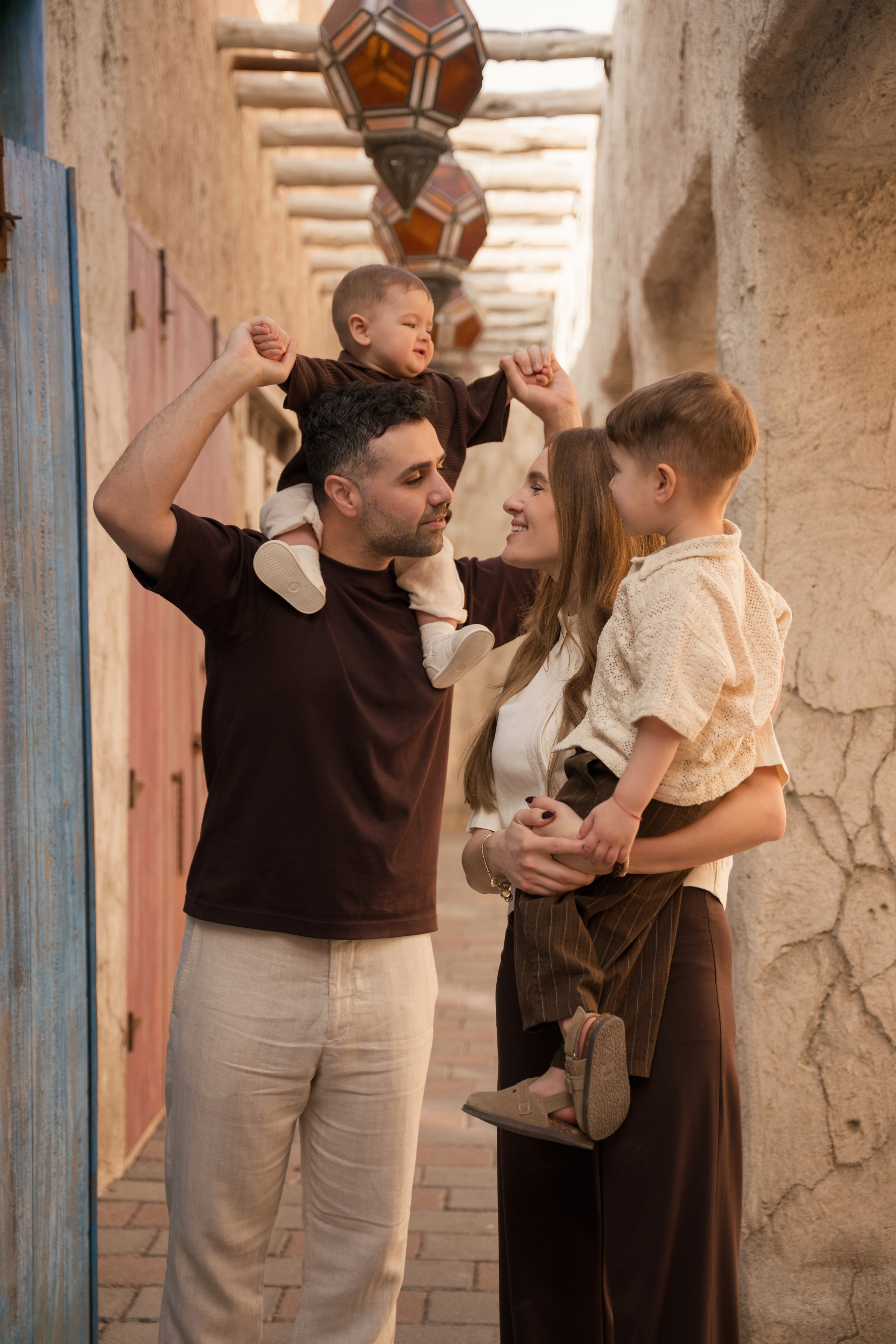 Old Town walk. Angela Iakovleva — Family Photographer in Dubai