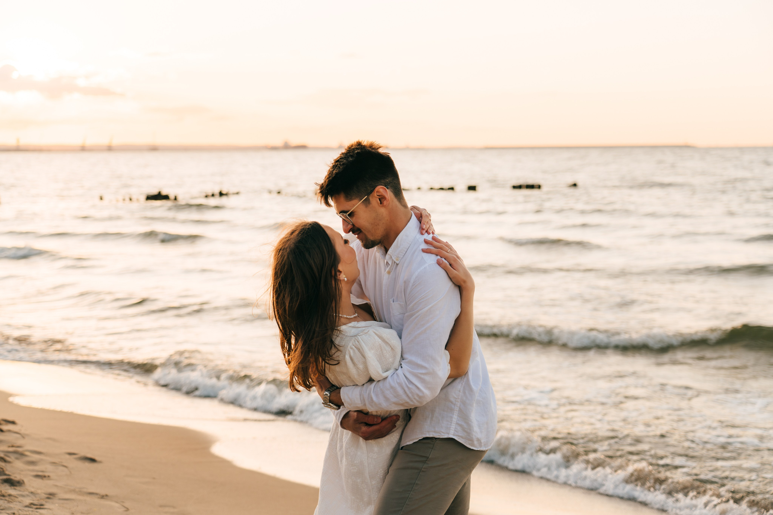 Karolina i Adrian, sesja narzeczeńska miejska i nad morzem. Fotograf ślubny & lifestyle Gdańsk, Karolina Baczewska