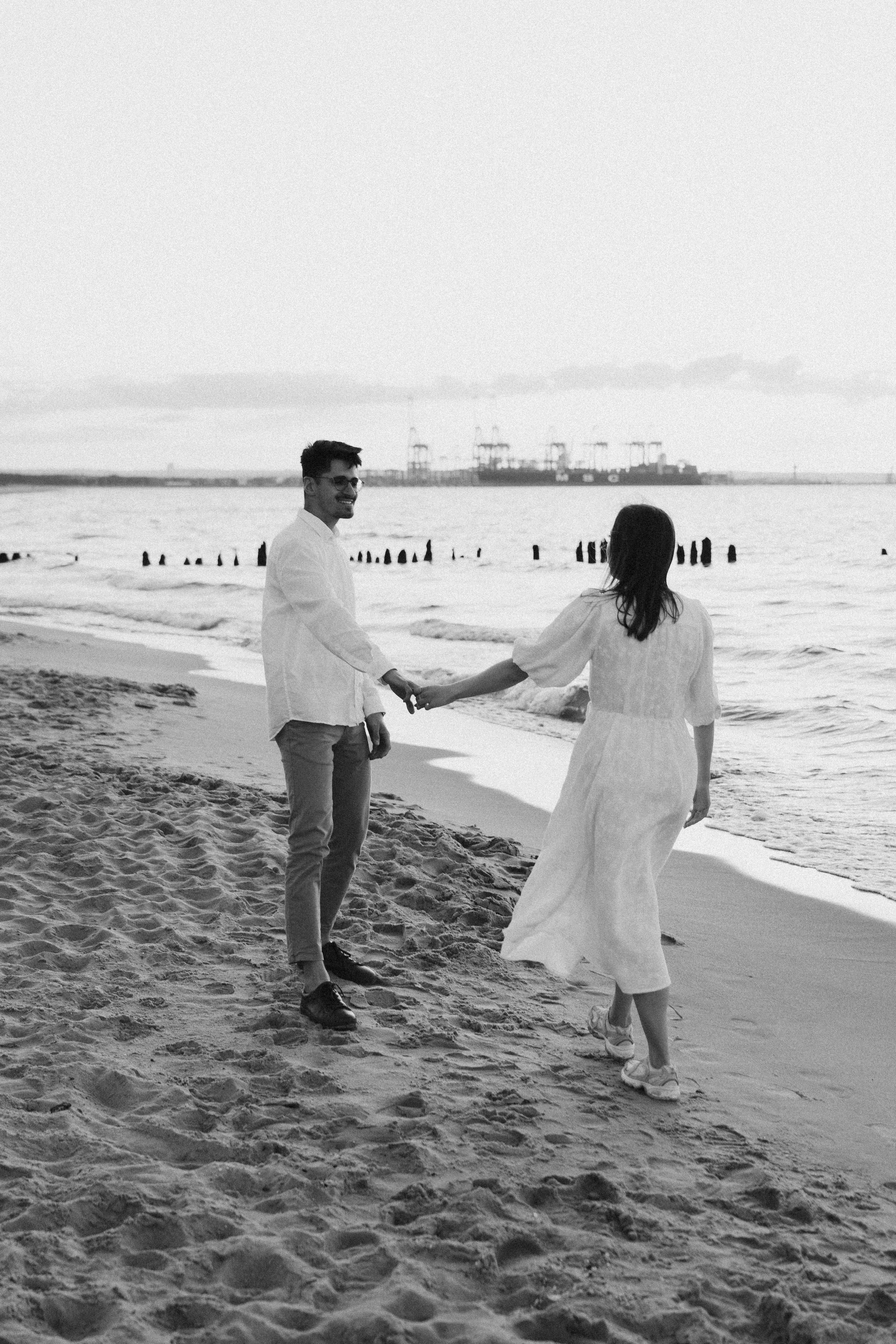 Karolina i Adrian, sesja narzeczeńska miejska i nad morzem. Fotograf ślubny & lifestyle Gdańsk, Karolina Baczewska