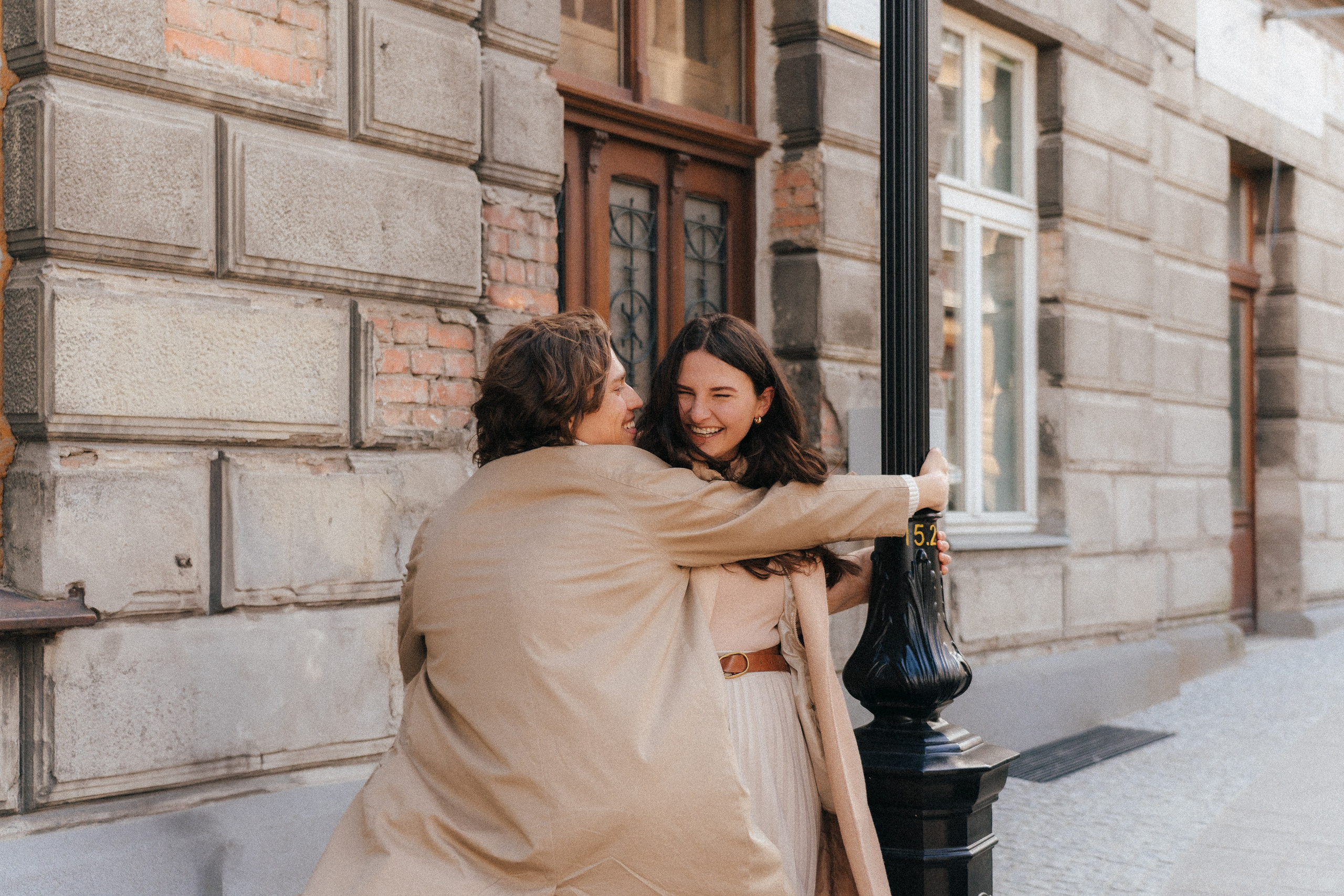 Pati i Szymon, miejska sesja love story. Fotograf ślubny & lifestyle Gdańsk, Karolina Baczewska