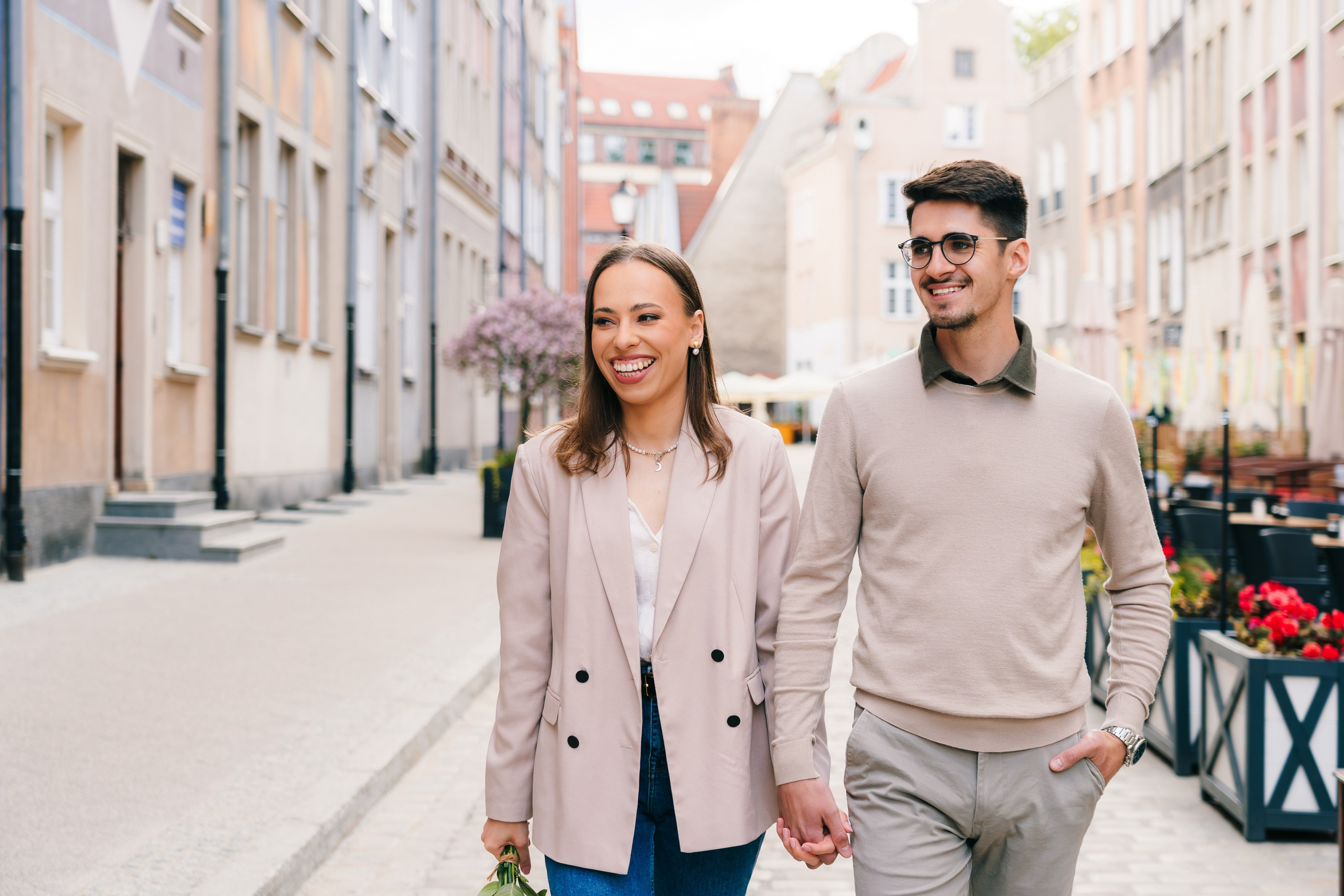 Karolina i Adrian, sesja narzeczeńska miejska i nad morzem. Fotograf ślubny & lifestyle Gdańsk, Karolina Baczewska