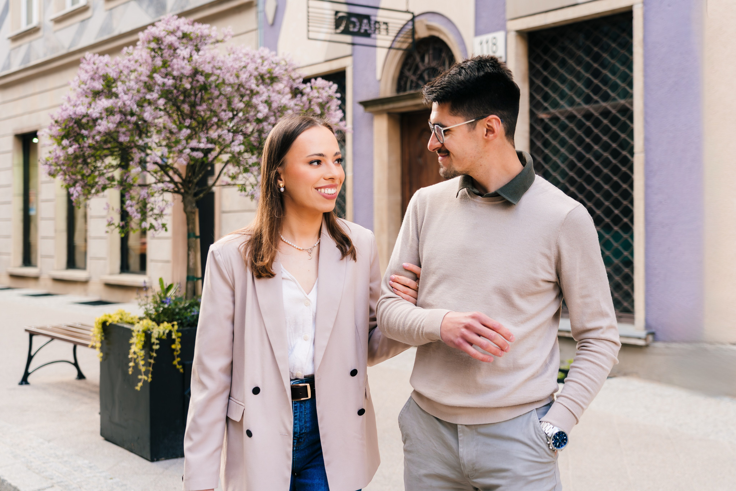 Karolina i Adrian, sesja narzeczeńska miejska i nad morzem. Fotograf ślubny & lifestyle Gdańsk, Karolina Baczewska