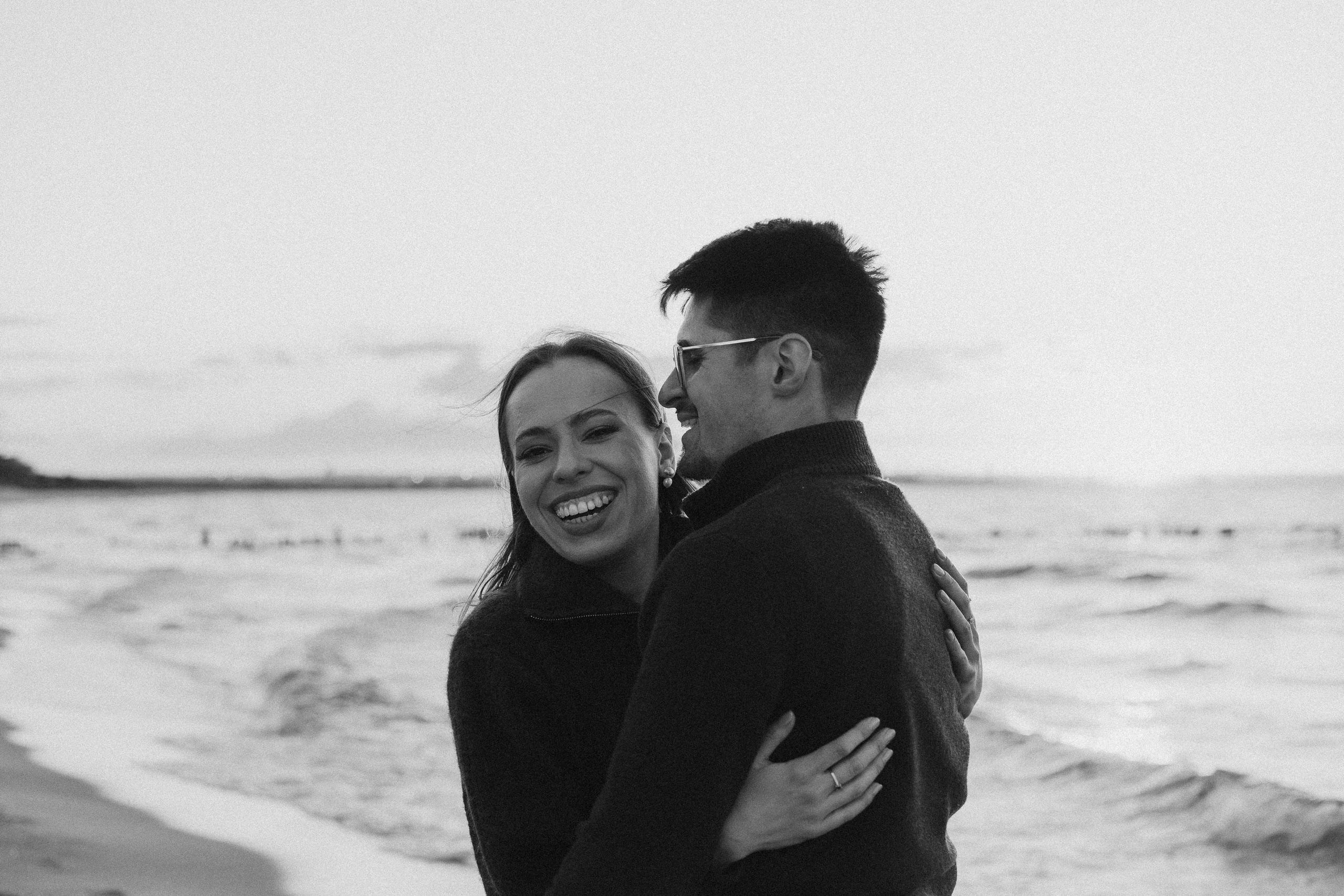 Karolina i Adrian, sesja narzeczeńska miejska i nad morzem. Fotograf ślubny & lifestyle Gdańsk, Karolina Baczewska