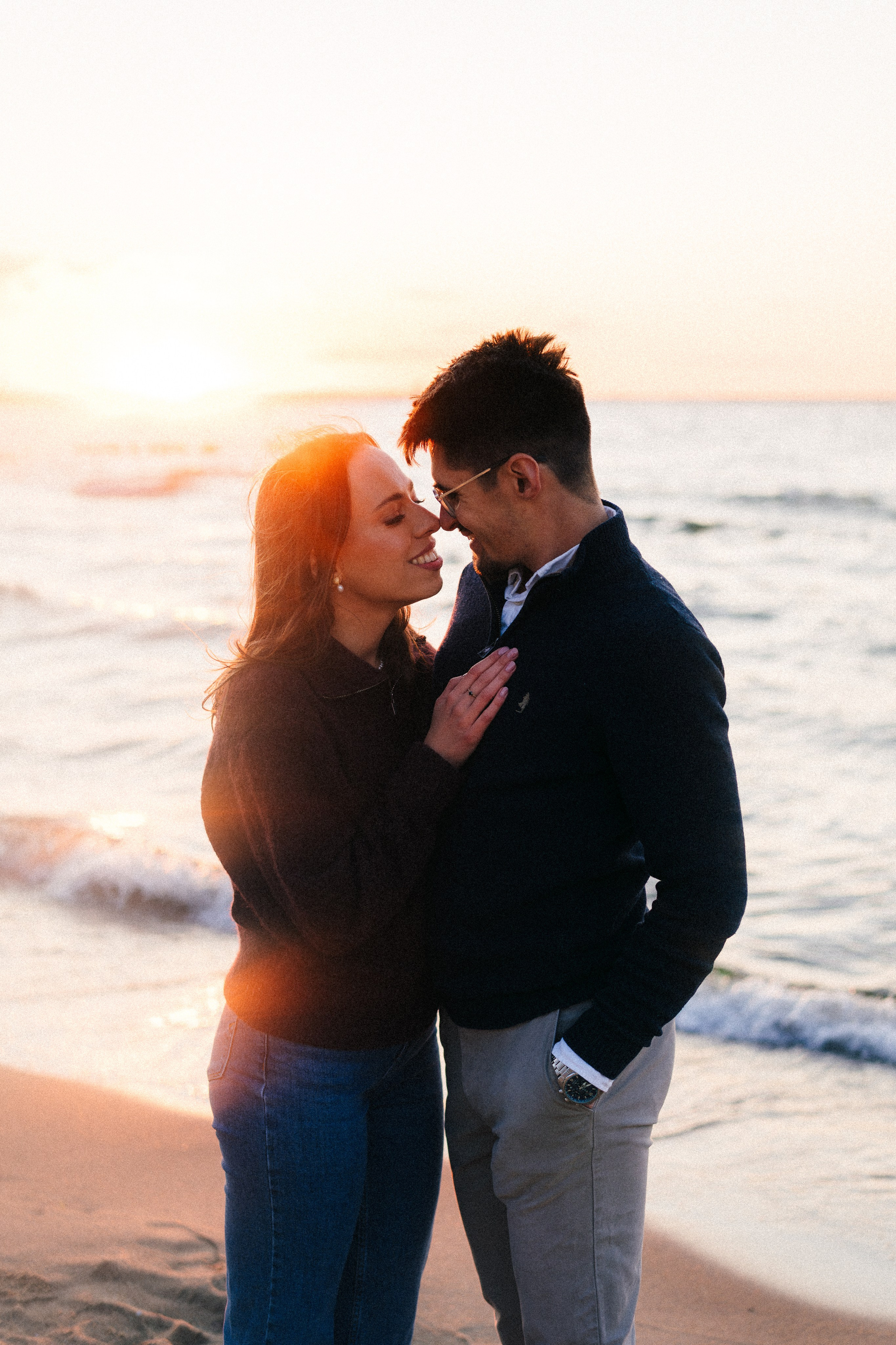 Karolina i Adrian, sesja narzeczeńska miejska i nad morzem. Fotograf ślubny & lifestyle Gdańsk, Karolina Baczewska
