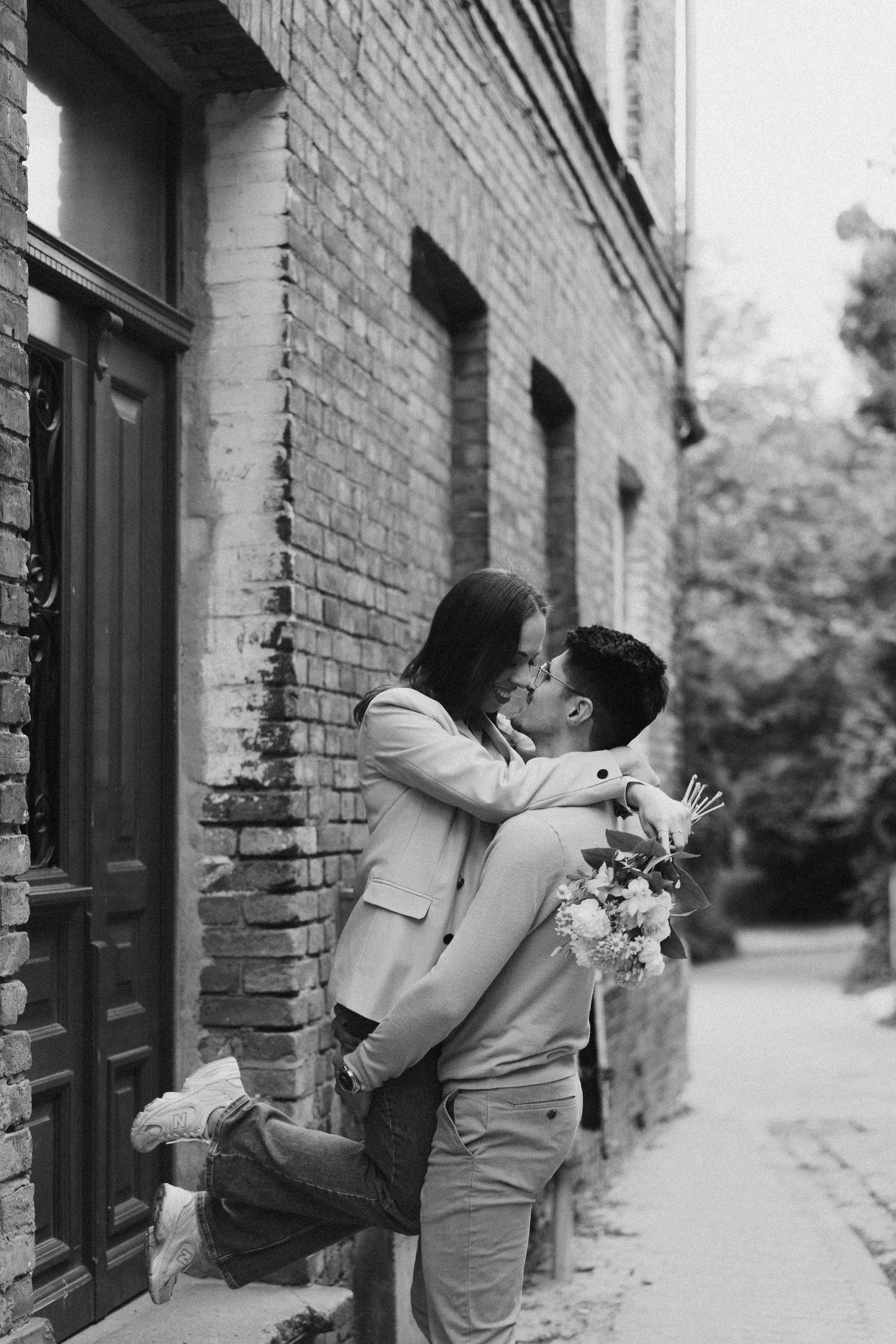 Karolina i Adrian, sesja narzeczeńska miejska i nad morzem. Fotograf ślubny & lifestyle Gdańsk, Karolina Baczewska