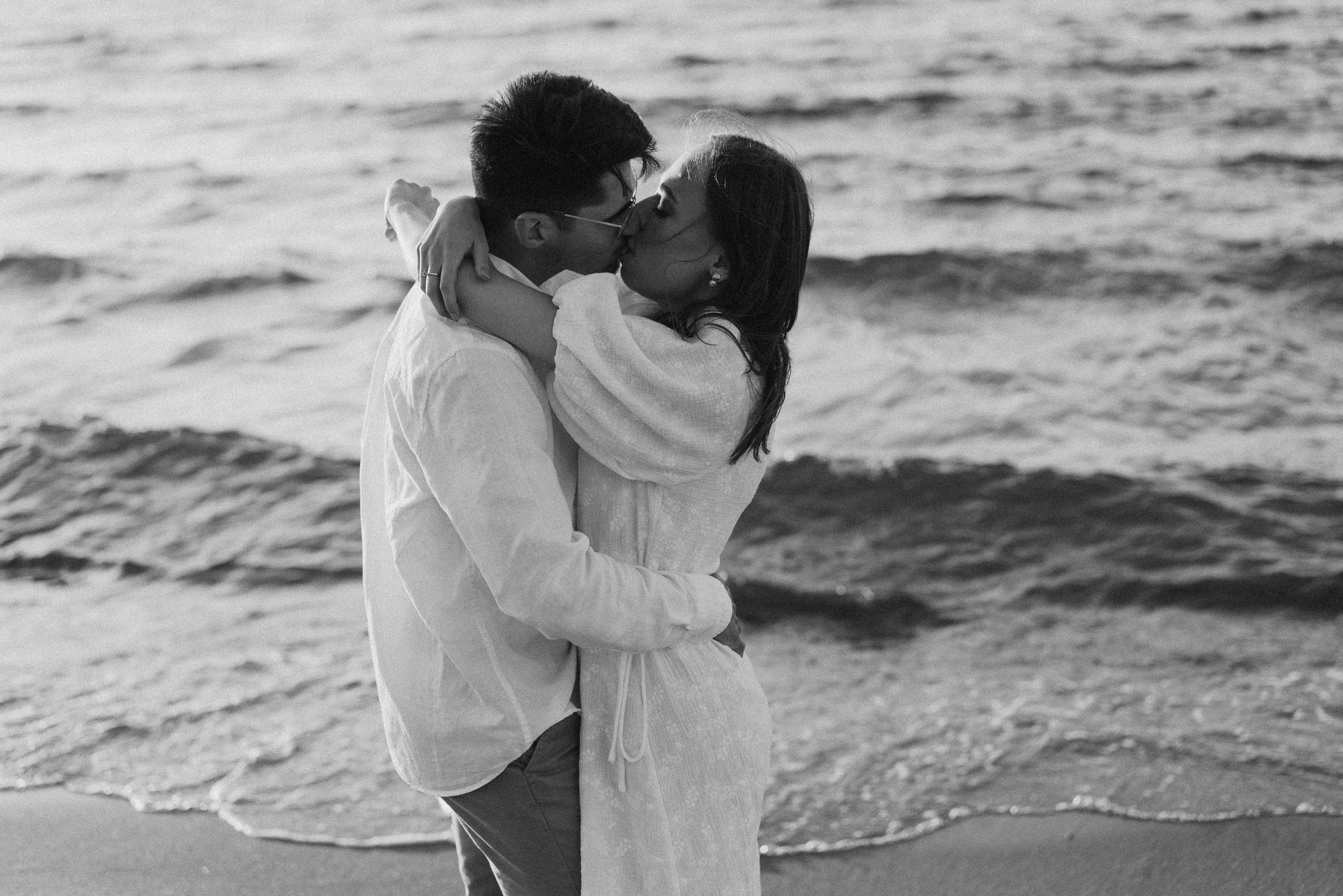 Karolina i Adrian, sesja narzeczeńska miejska i nad morzem. Fotograf ślubny & lifestyle Gdańsk, Karolina Baczewska