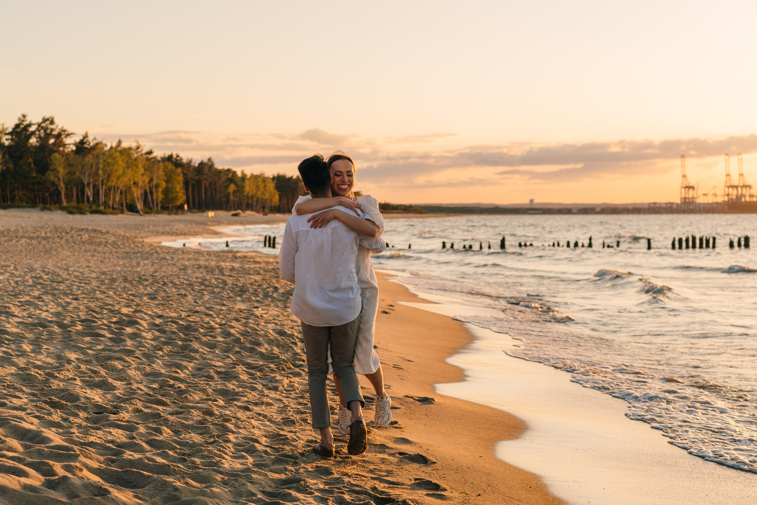 Karolina i Adrian, sesja narzeczeńska miejska i nad morzem. Fotograf ślubny & lifestyle Gdańsk, Karolina Baczewska