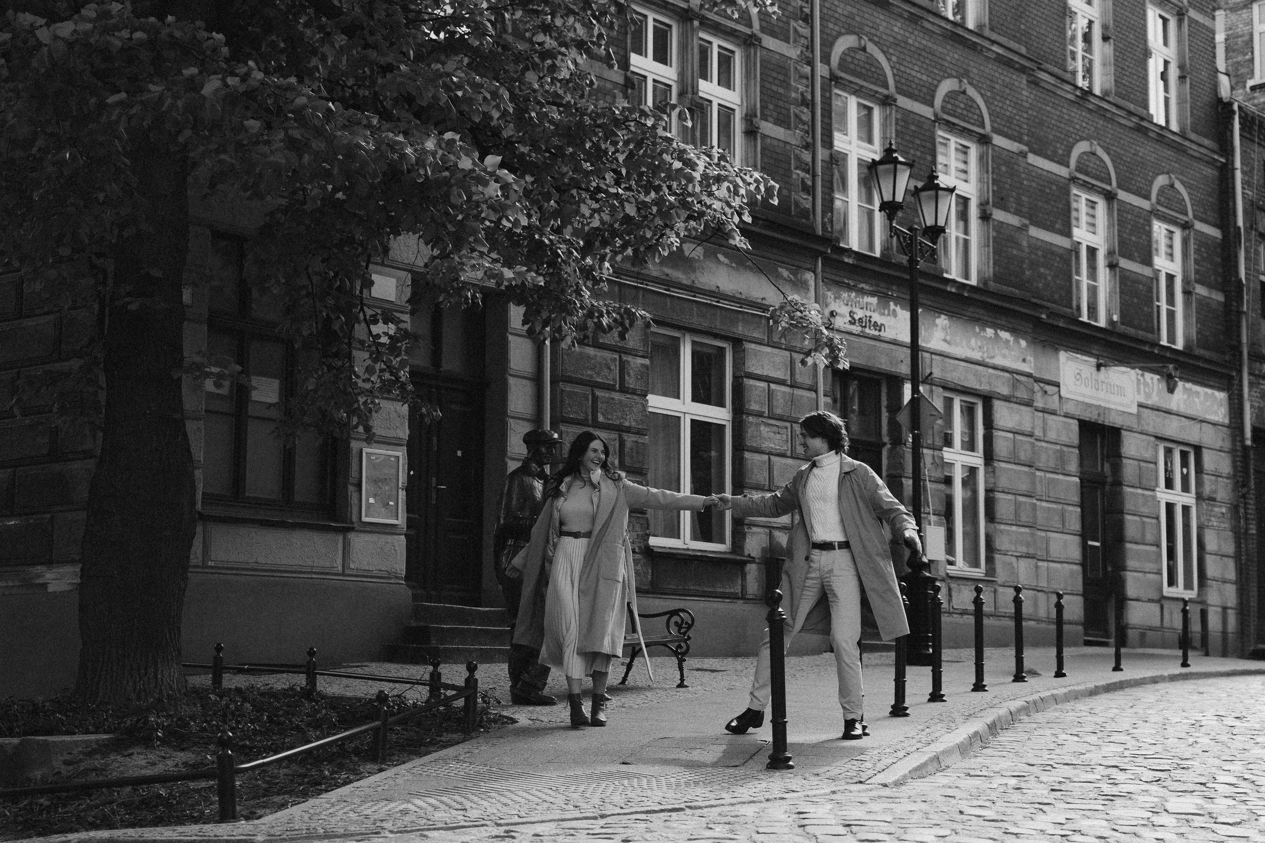 Pati i Szymon, miejska sesja love story. Fotograf ślubny & lifestyle Gdańsk, Karolina Baczewska