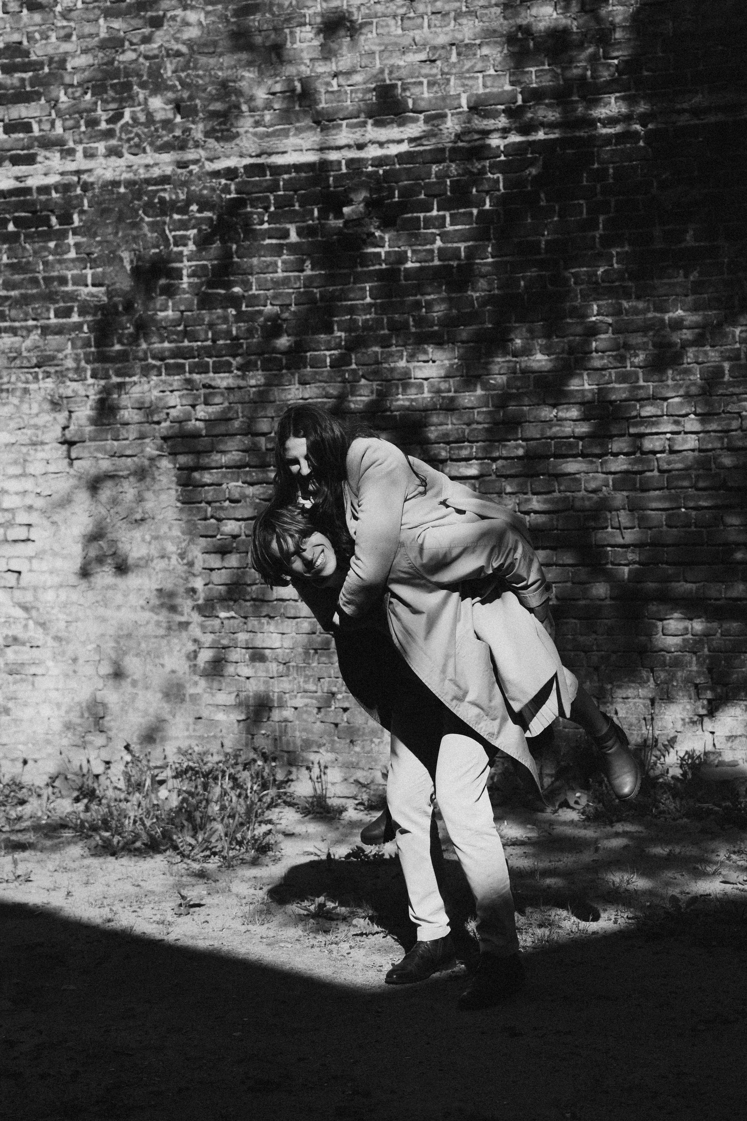 Pati i Szymon, miejska sesja love story. Fotograf ślubny & lifestyle Gdańsk, Karolina Baczewska