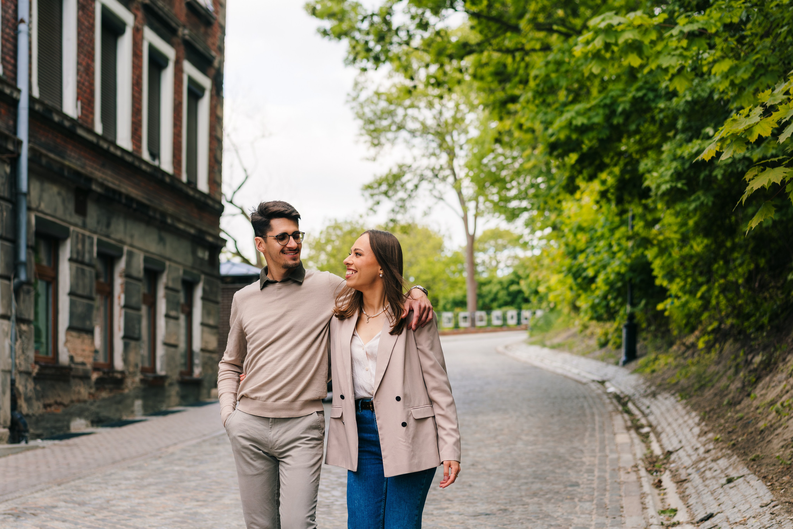 Karolina i Adrian, sesja narzeczeńska miejska i nad morzem. Fotograf ślubny & lifestyle Gdańsk, Karolina Baczewska
