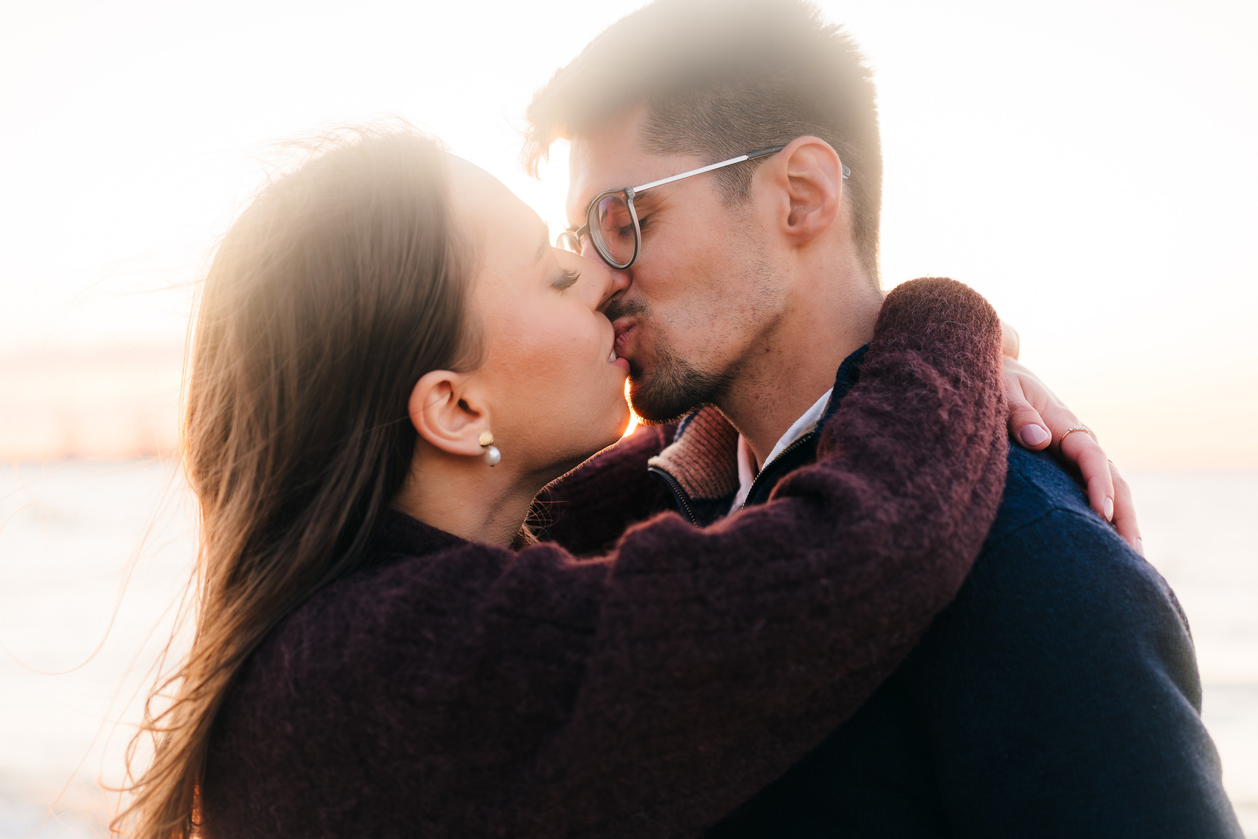 Karolina i Adrian, sesja narzeczeńska miejska i nad morzem. Fotograf ślubny & lifestyle Gdańsk, Karolina Baczewska