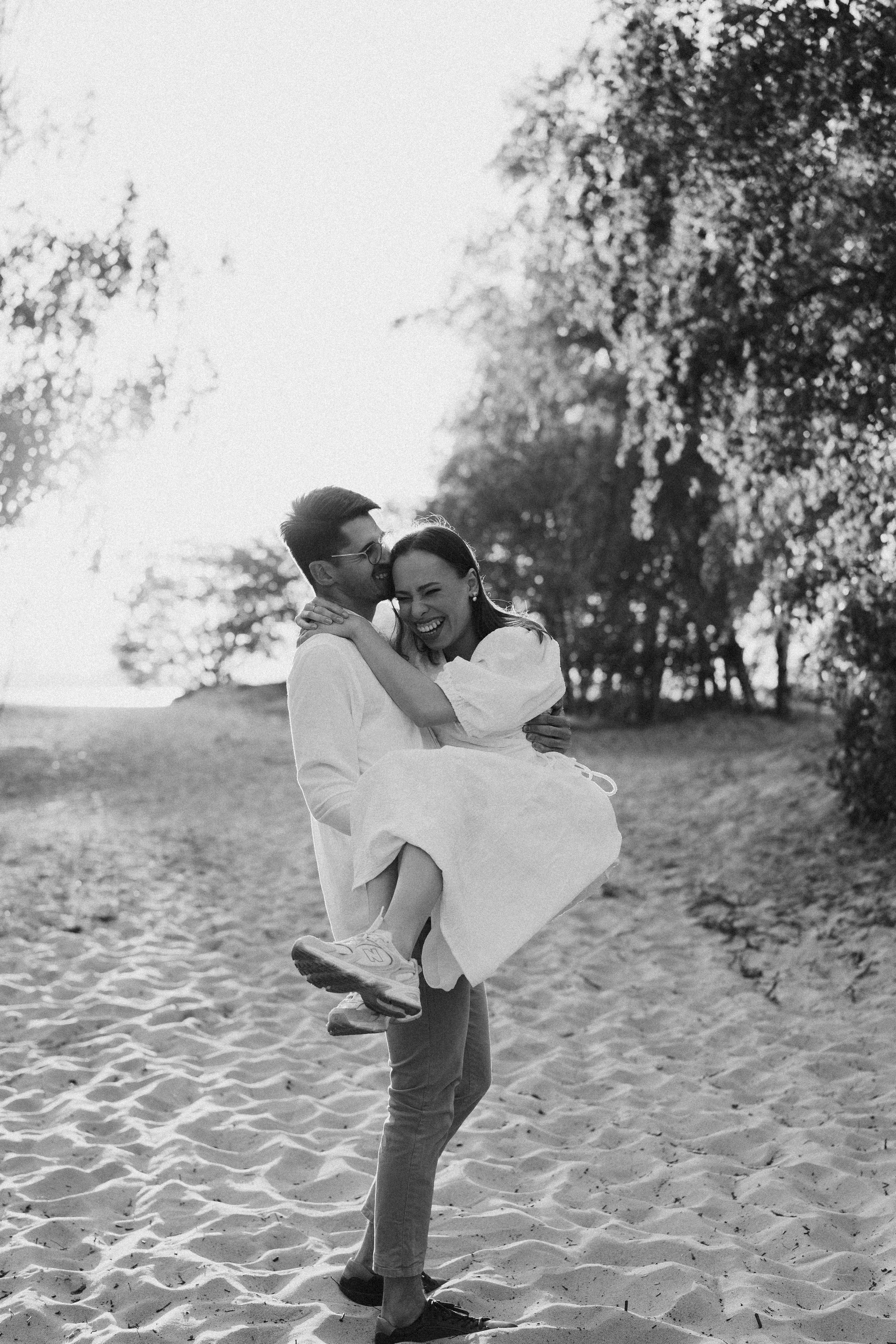 Karolina i Adrian, sesja narzeczeńska miejska i nad morzem. Fotograf ślubny & lifestyle Gdańsk, Karolina Baczewska