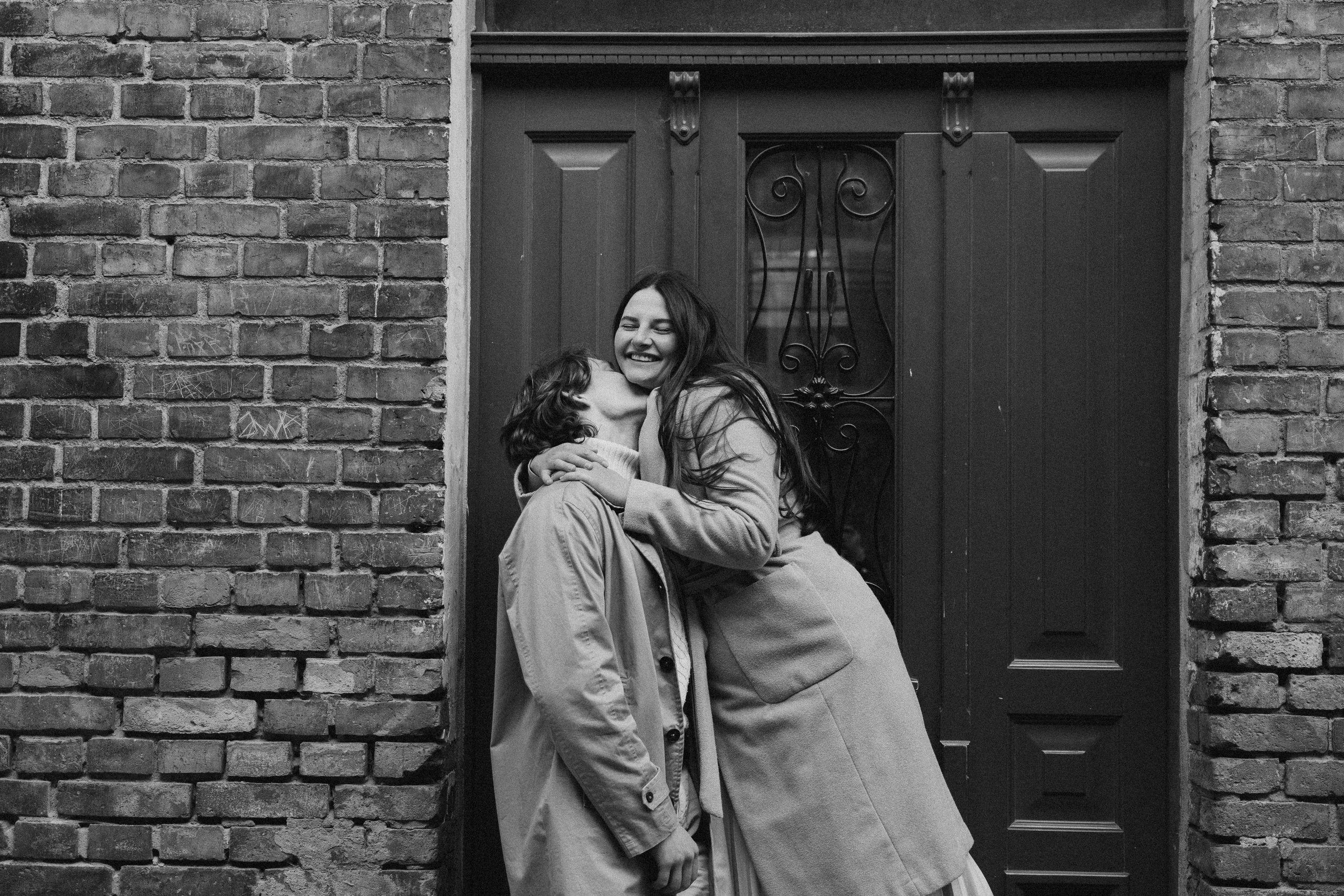Pati i Szymon, miejska sesja love story. Fotograf ślubny & lifestyle Gdańsk, Karolina Baczewska