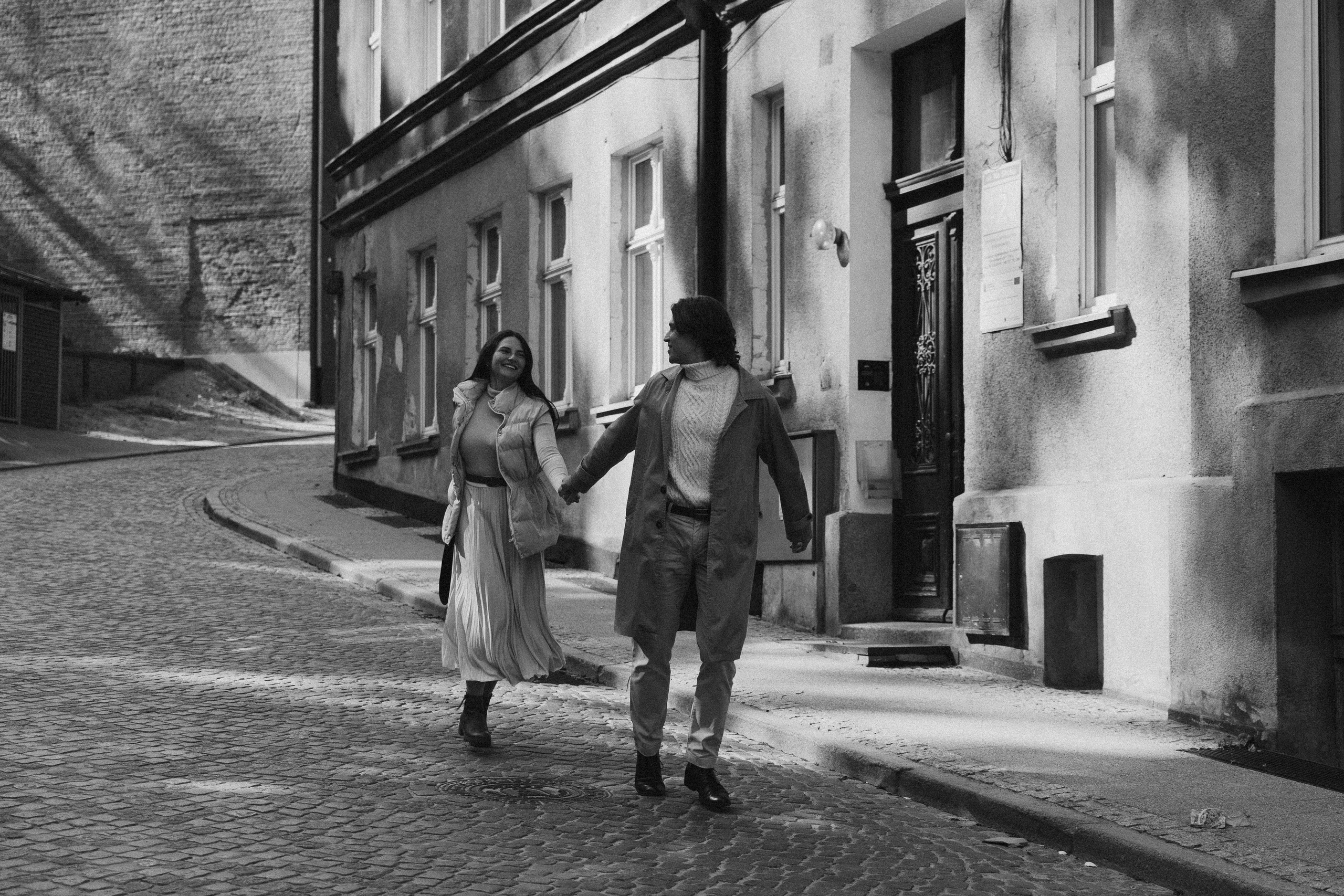 Pati i Szymon, miejska sesja love story. Fotograf ślubny & lifestyle Gdańsk, Karolina Baczewska
