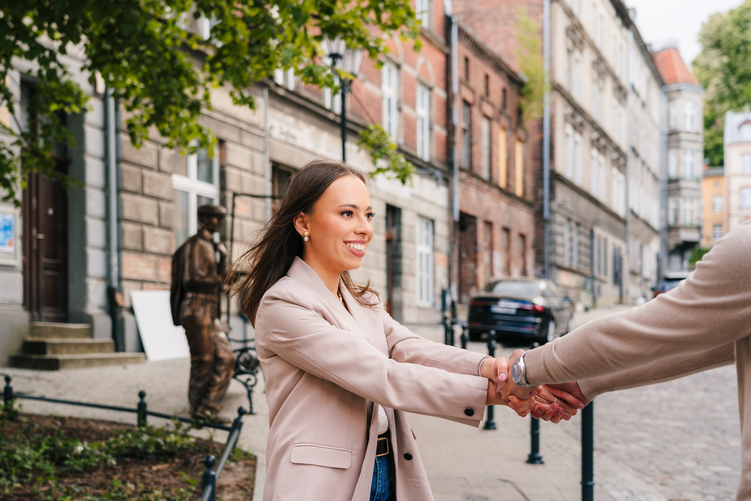 Karolina i Adrian, sesja narzeczeńska miejska i nad morzem. Fotograf ślubny & lifestyle Gdańsk, Karolina Baczewska