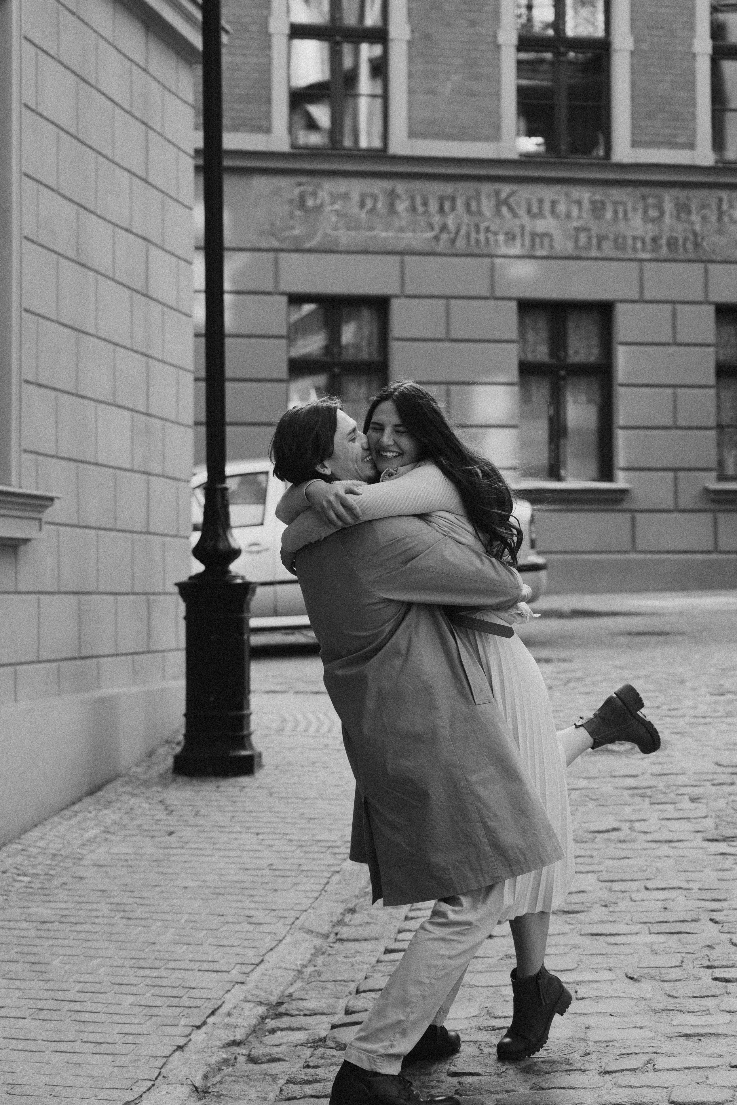 Pati i Szymon, miejska sesja love story. Fotograf ślubny & lifestyle Gdańsk, Karolina Baczewska