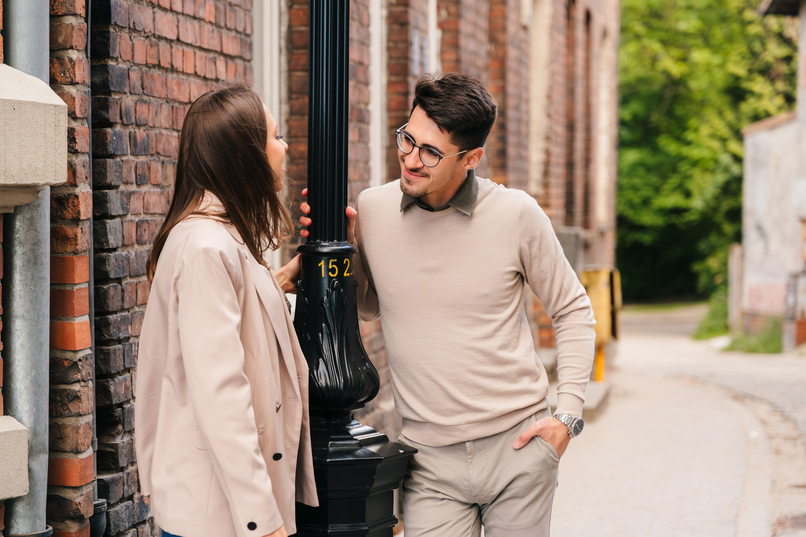 Karolina i Adrian, sesja narzeczeńska miejska i nad morzem. Fotograf ślubny & lifestyle Gdańsk, Karolina Baczewska