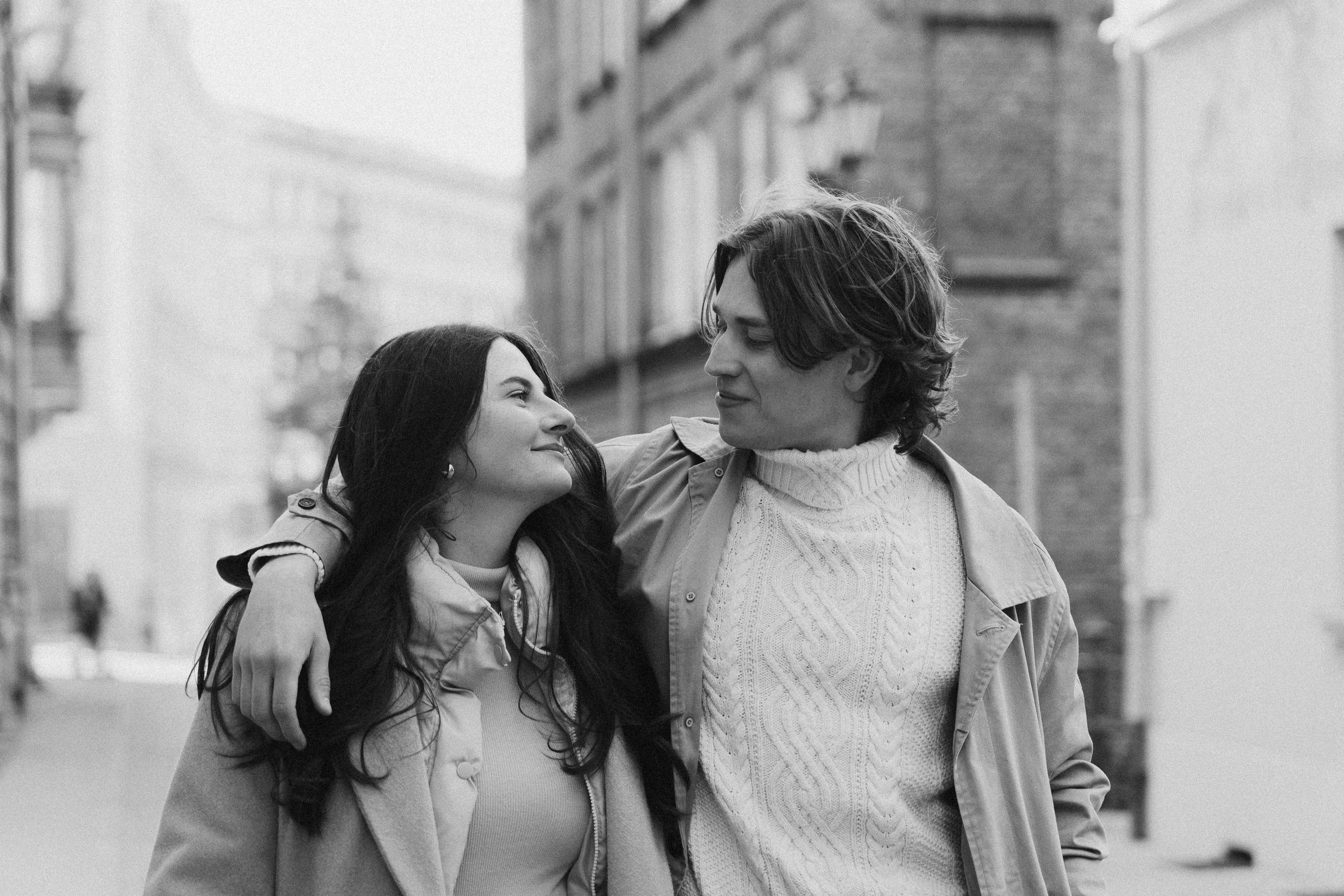 Pati i Szymon, miejska sesja love story. Fotograf ślubny & lifestyle Gdańsk, Karolina Baczewska