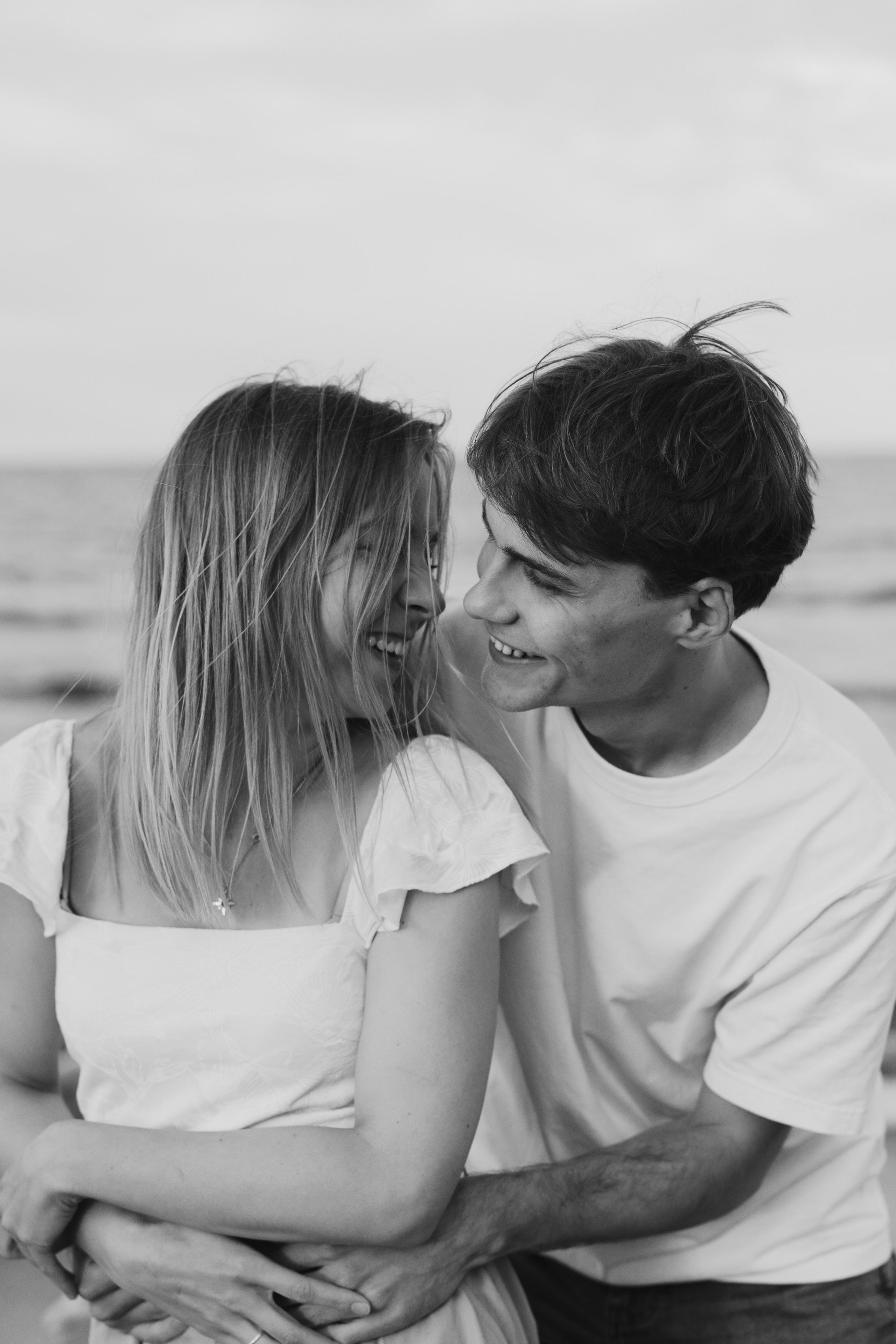 Gracjana i Damian, sesja narzeczeńska nad morzem. Fotograf ślubny & lifestyle Gdańsk, Karolina Baczewska
