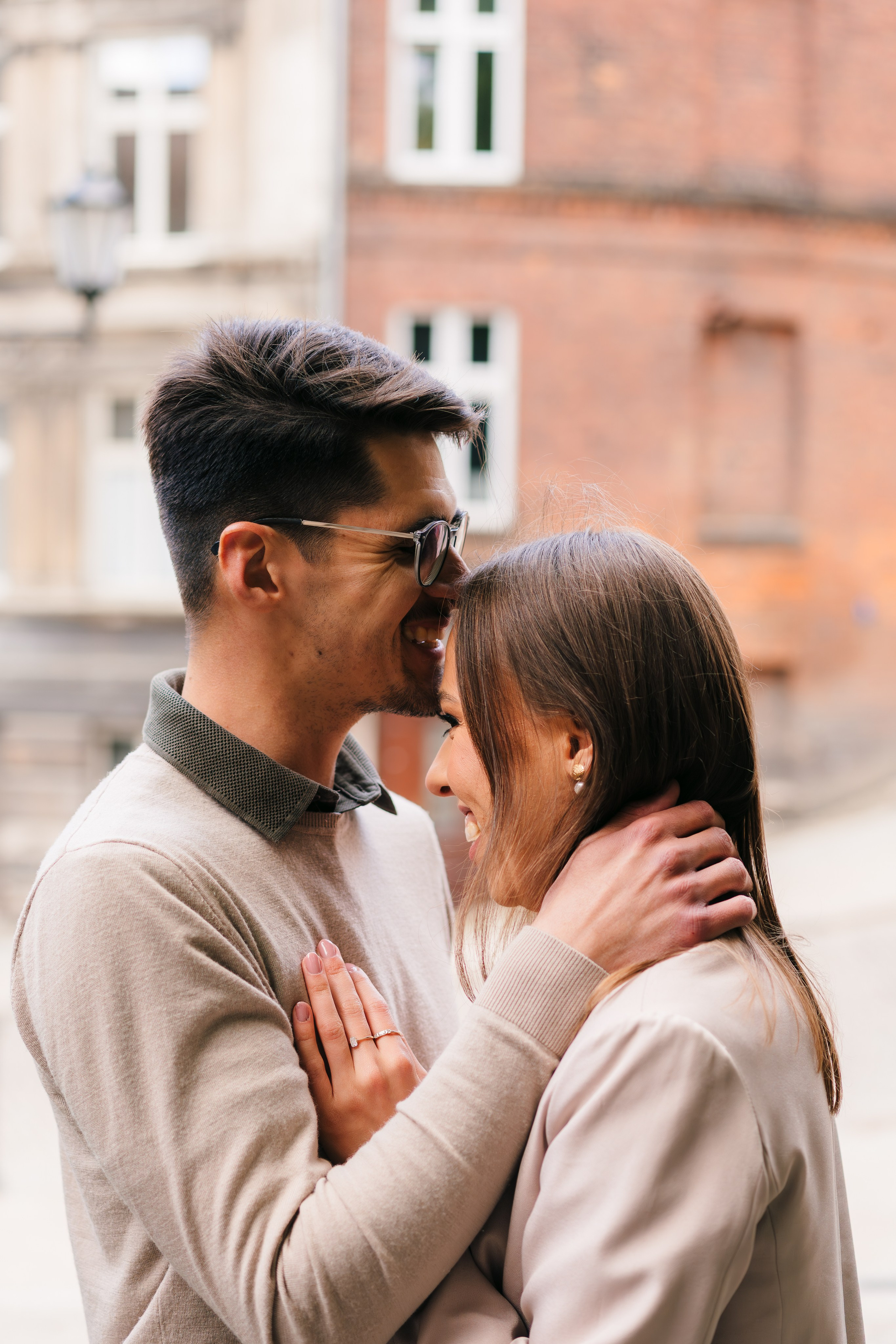 Karolina i Adrian, sesja narzeczeńska miejska i nad morzem. Fotograf ślubny & lifestyle Gdańsk, Karolina Baczewska