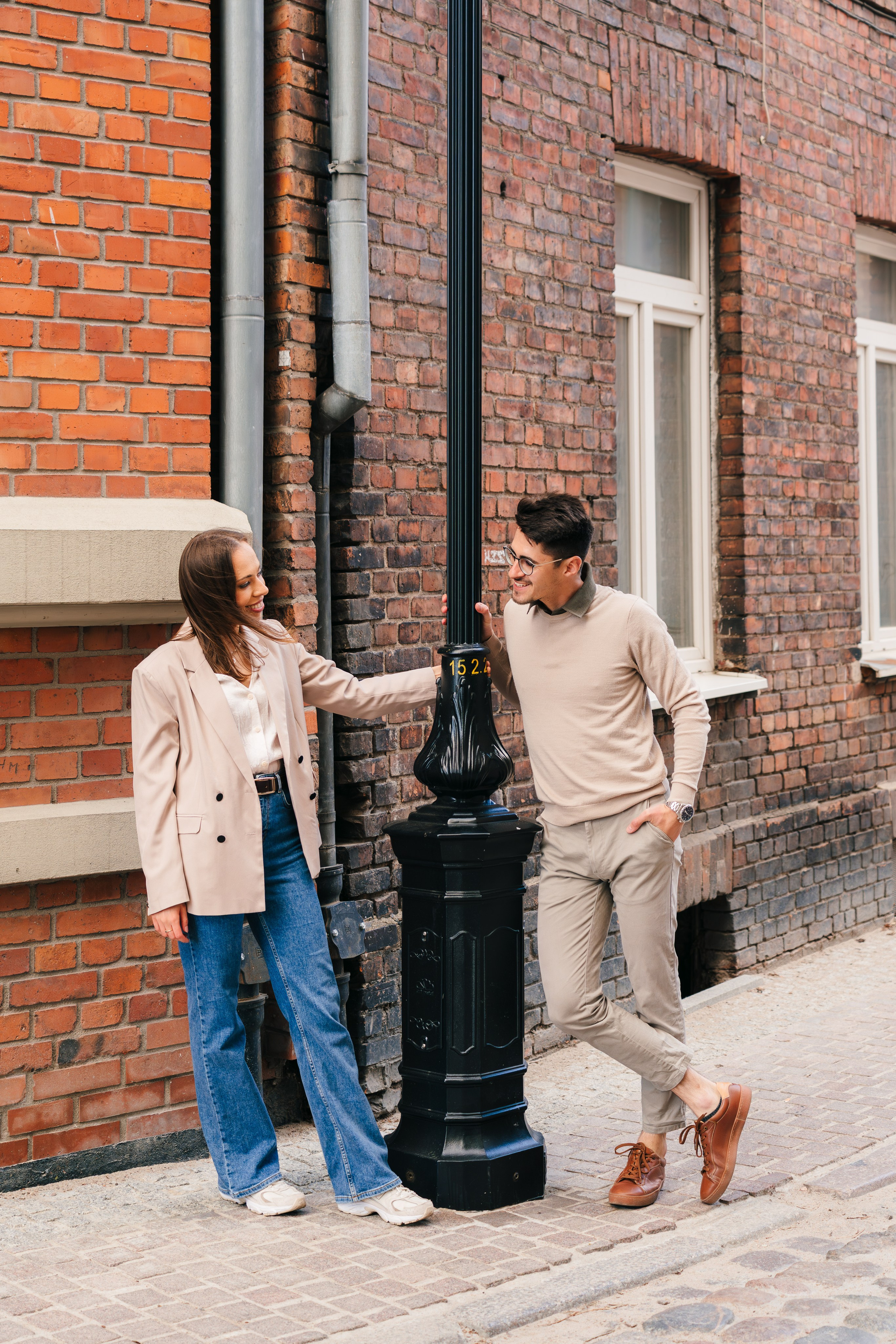 Karolina i Adrian, sesja narzeczeńska miejska i nad morzem. Fotograf ślubny & lifestyle Gdańsk, Karolina Baczewska