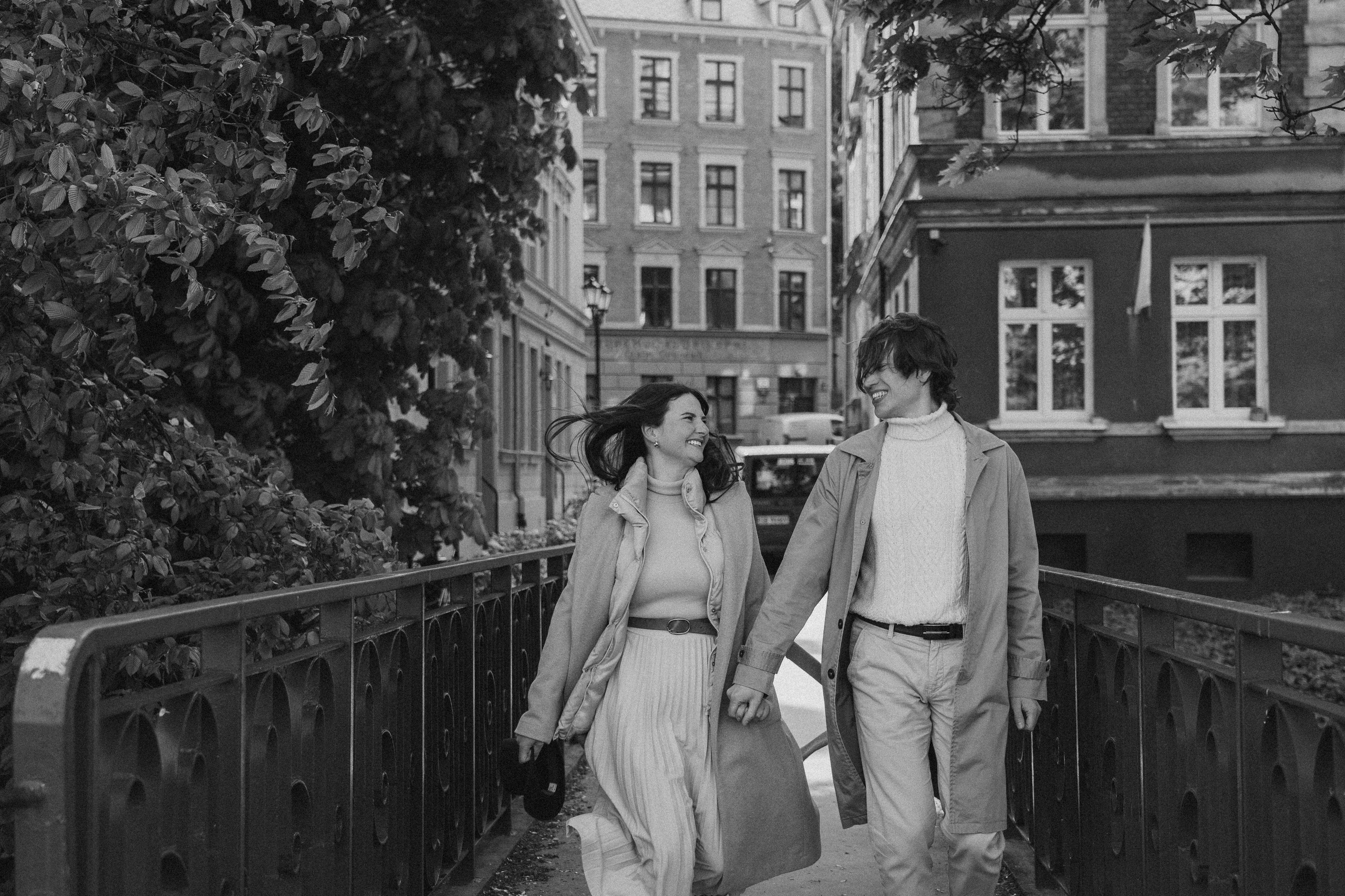 Pati i Szymon, miejska sesja love story. Fotograf ślubny & lifestyle Gdańsk, Karolina Baczewska