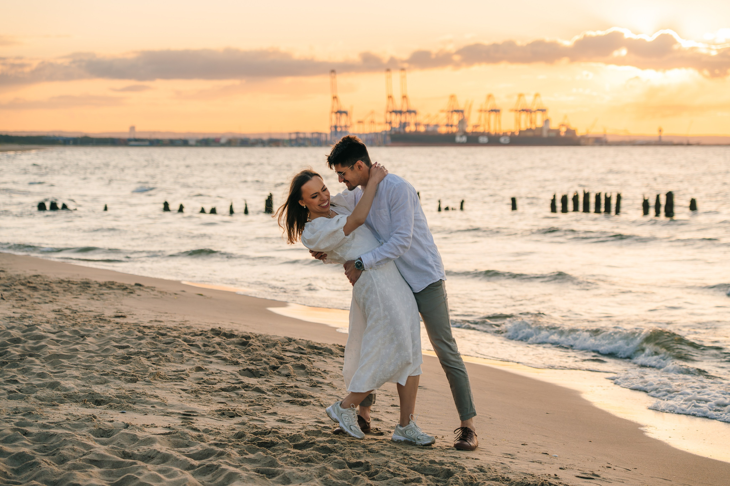 Karolina i Adrian, sesja narzeczeńska miejska i nad morzem. Fotograf ślubny & lifestyle Gdańsk, Karolina Baczewska