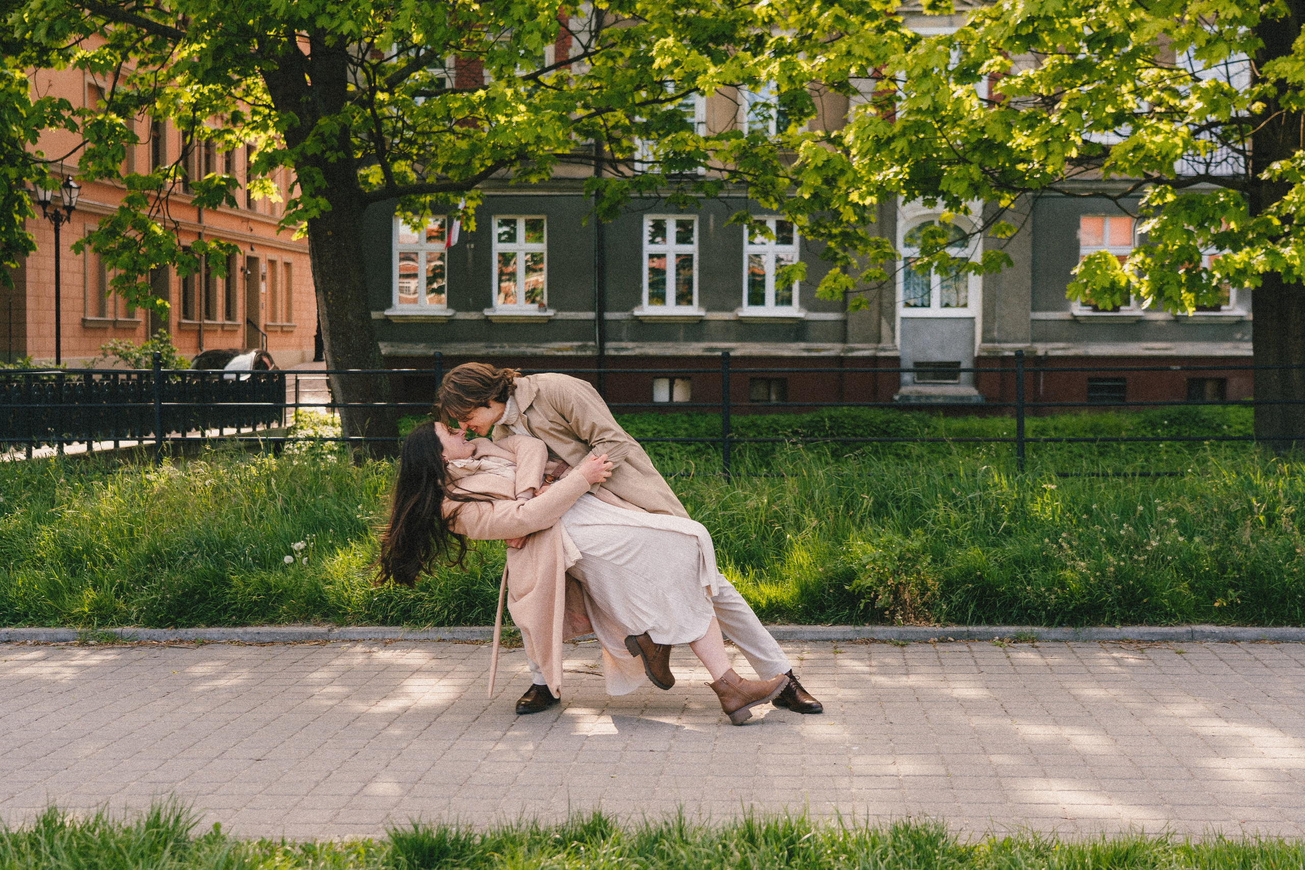 Pati i Szymon, miejska sesja love story. Fotograf ślubny & lifestyle Gdańsk, Karolina Baczewska