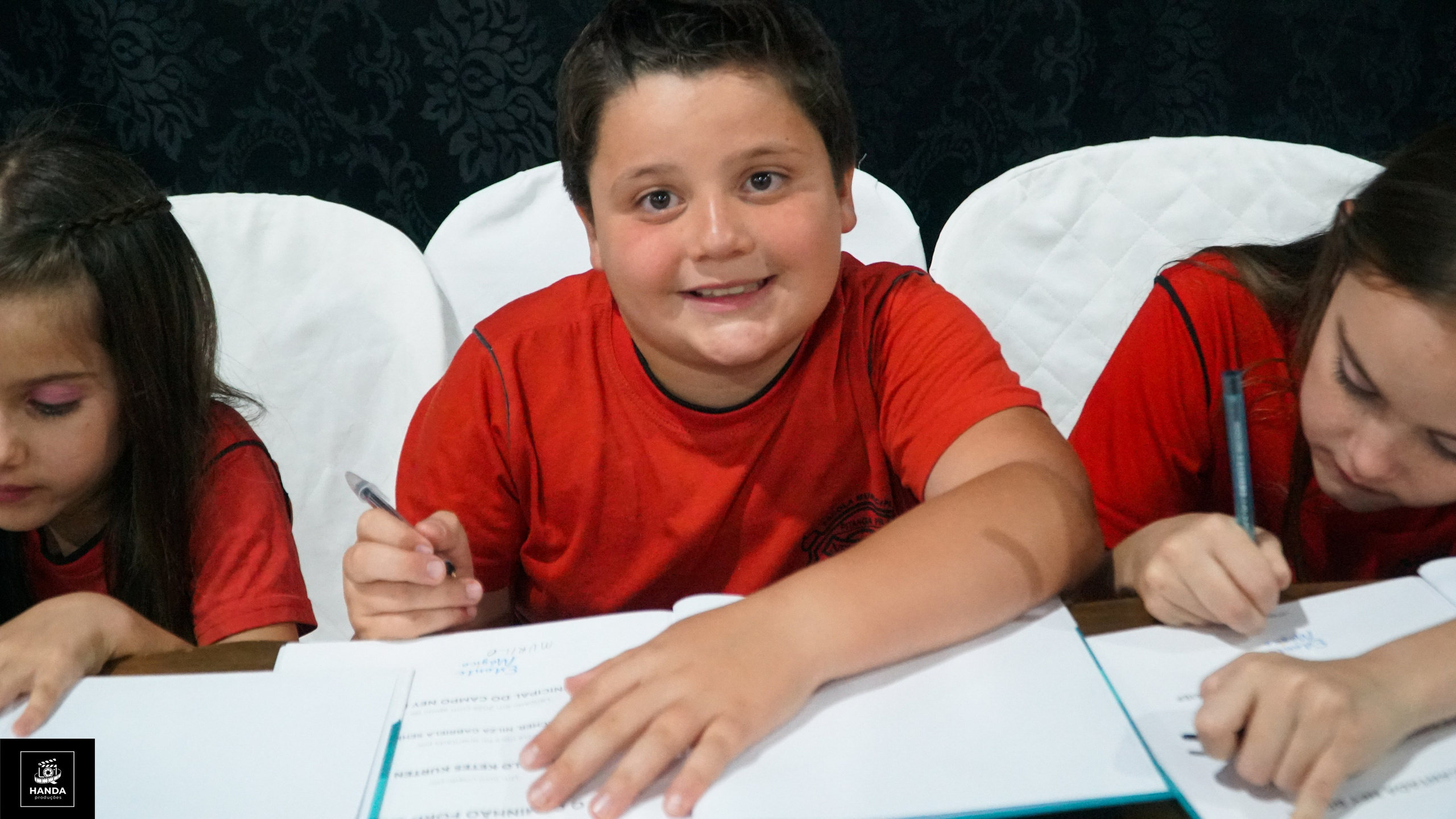 Noite autógrafos colégio Aurélio Buarque de Holanda. Handa Produções