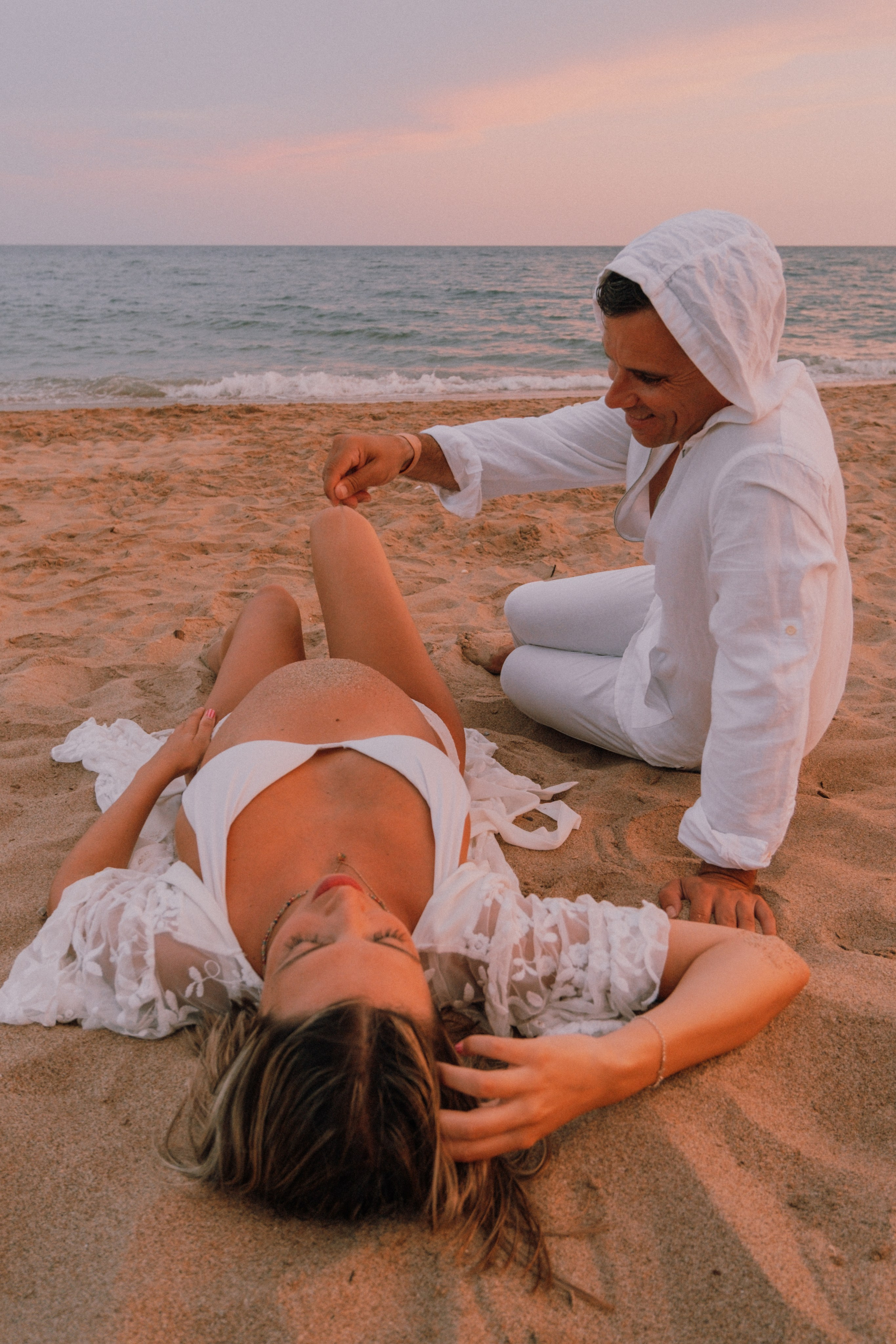 Sesión embarazo en la playa. Fotografía profesional en Calafell - Elena Medvedeva