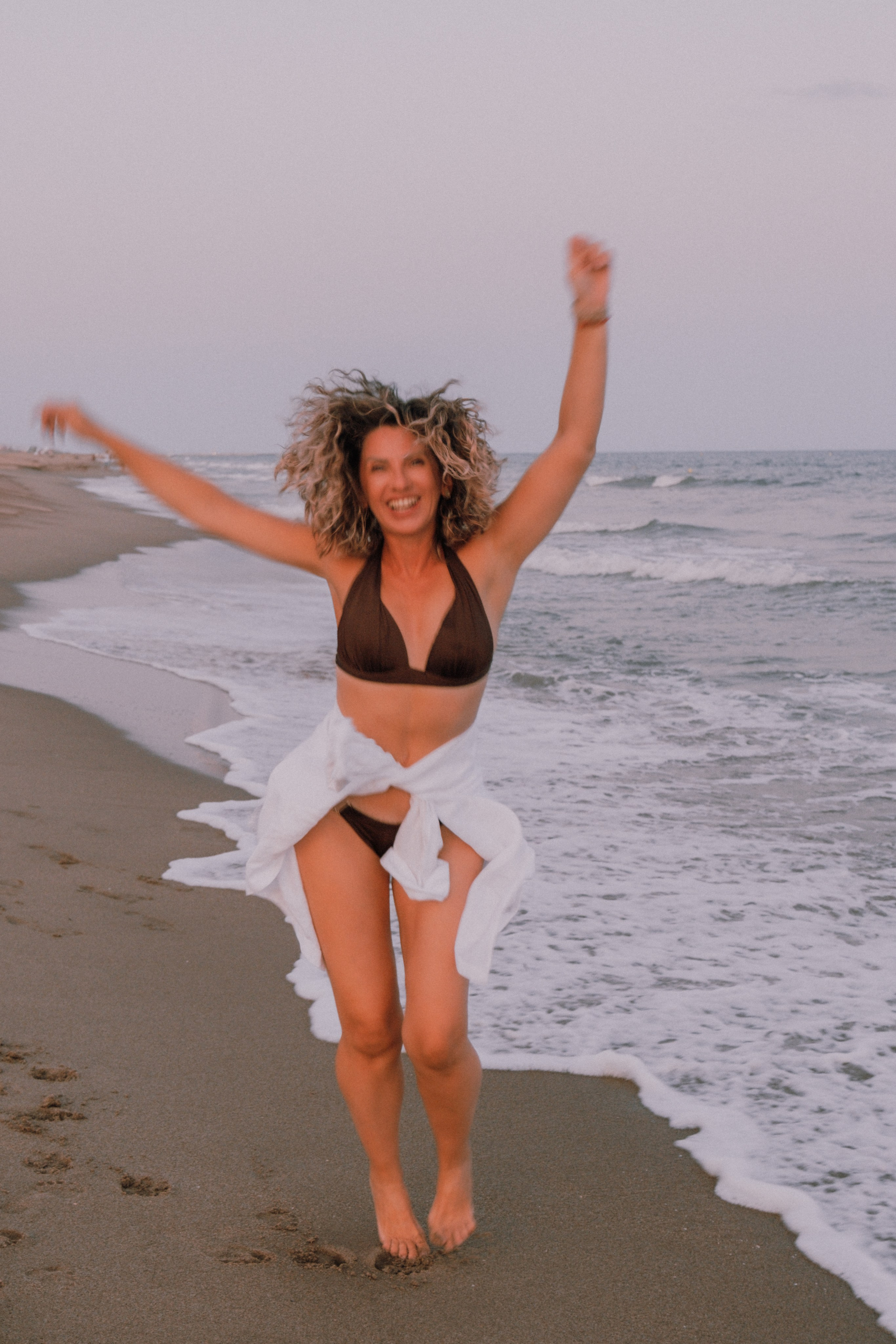 Sesión de amigas en la playa. Fotografía profesional en Calafell - Elena Medvedeva