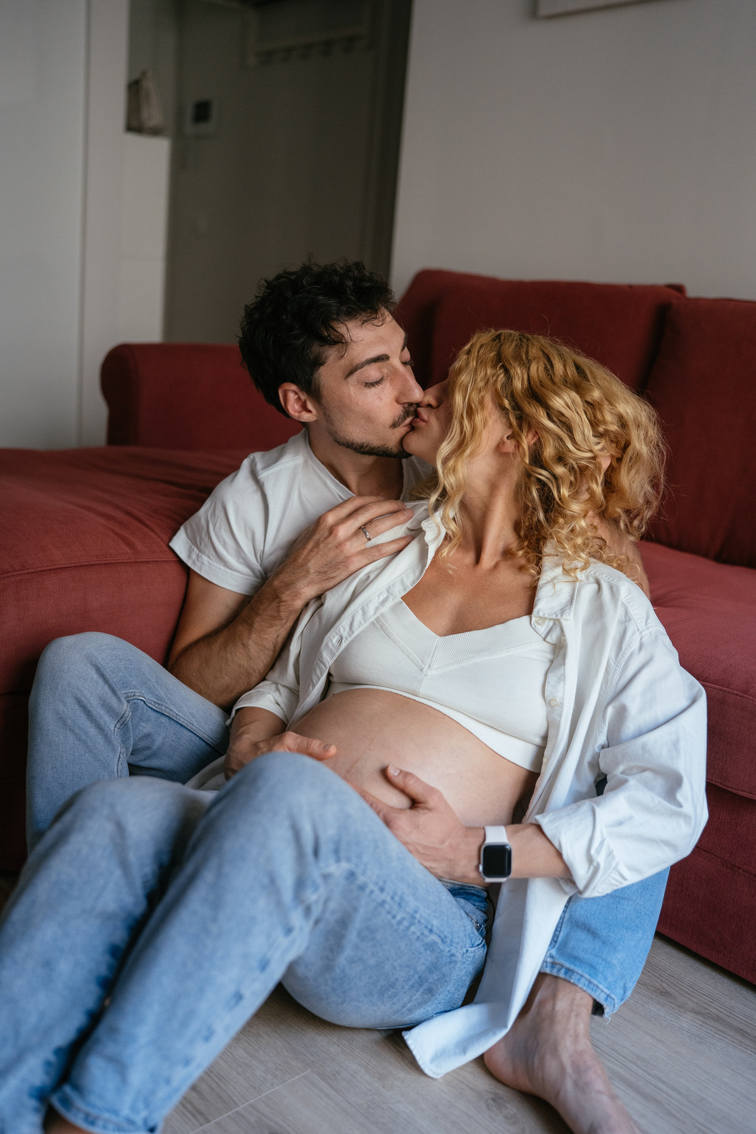 Candid pregnancy photoshoot in the park. Photographer in Madrid, Spain. Alyona Belyaninova