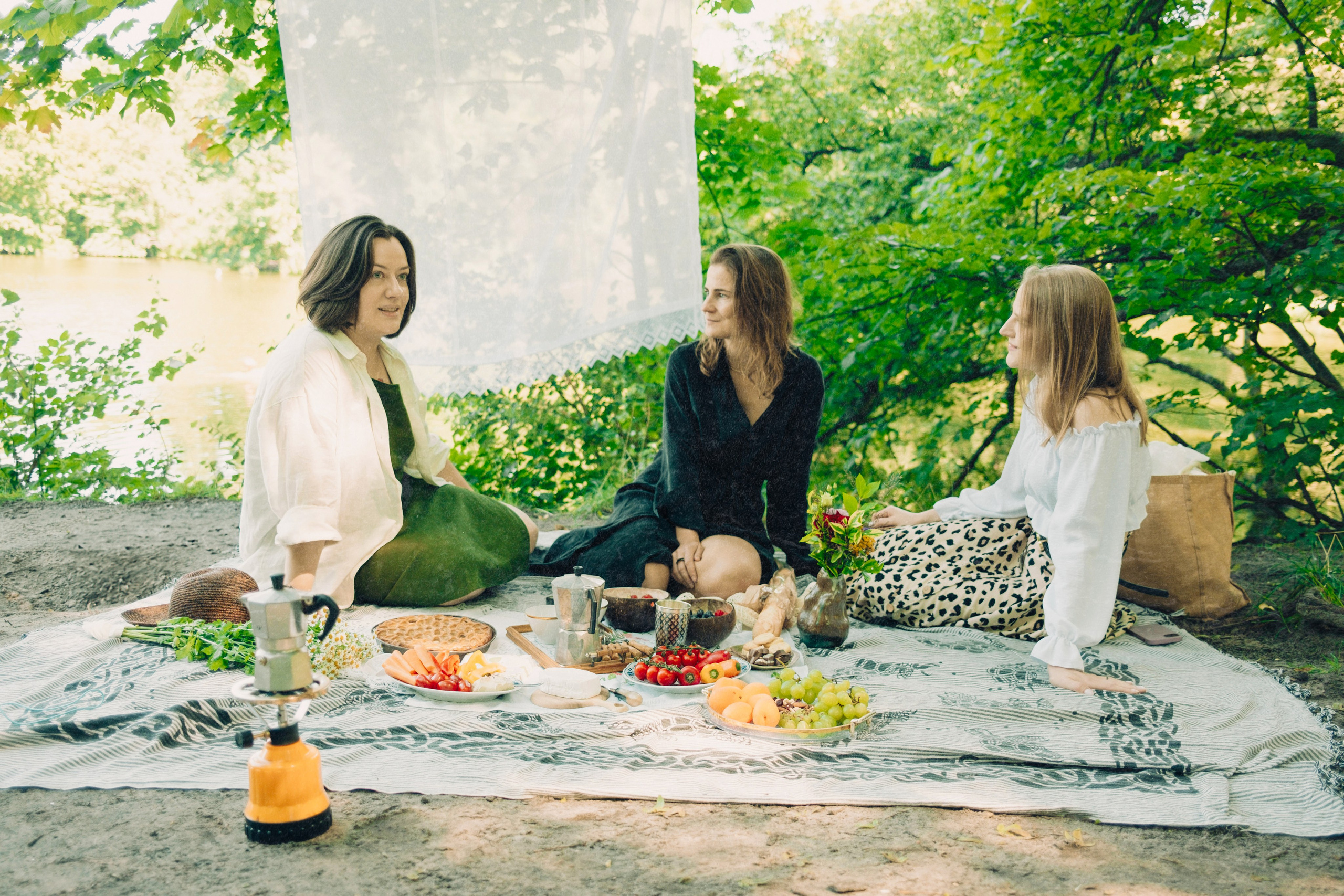 Girls Picnic on the lake. Professional Photographer in Berlin — Portraits, Love Story, Events, F