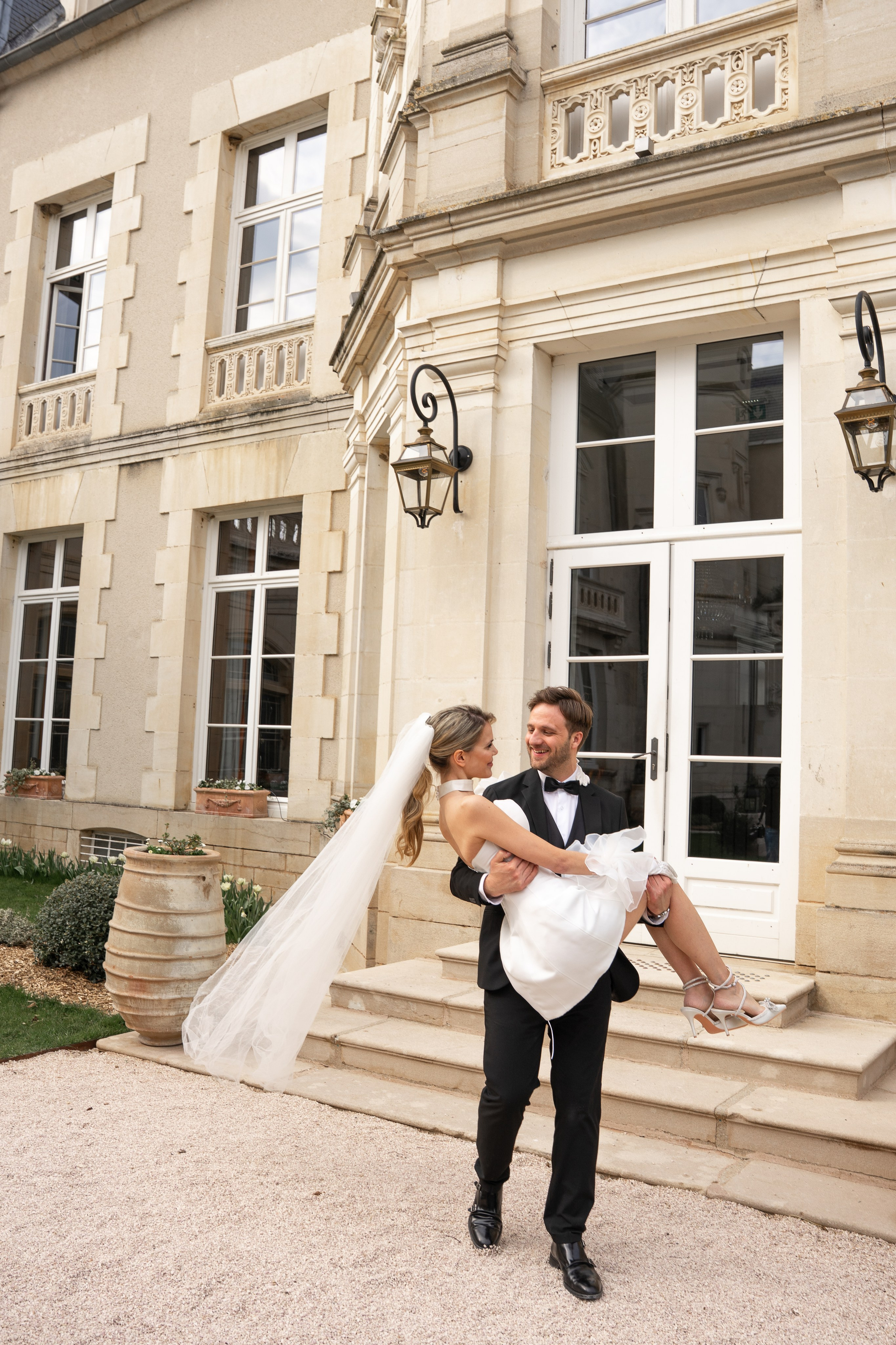 Chateau elopement inspiration. Wedding photographer in Paris Oksana Shum