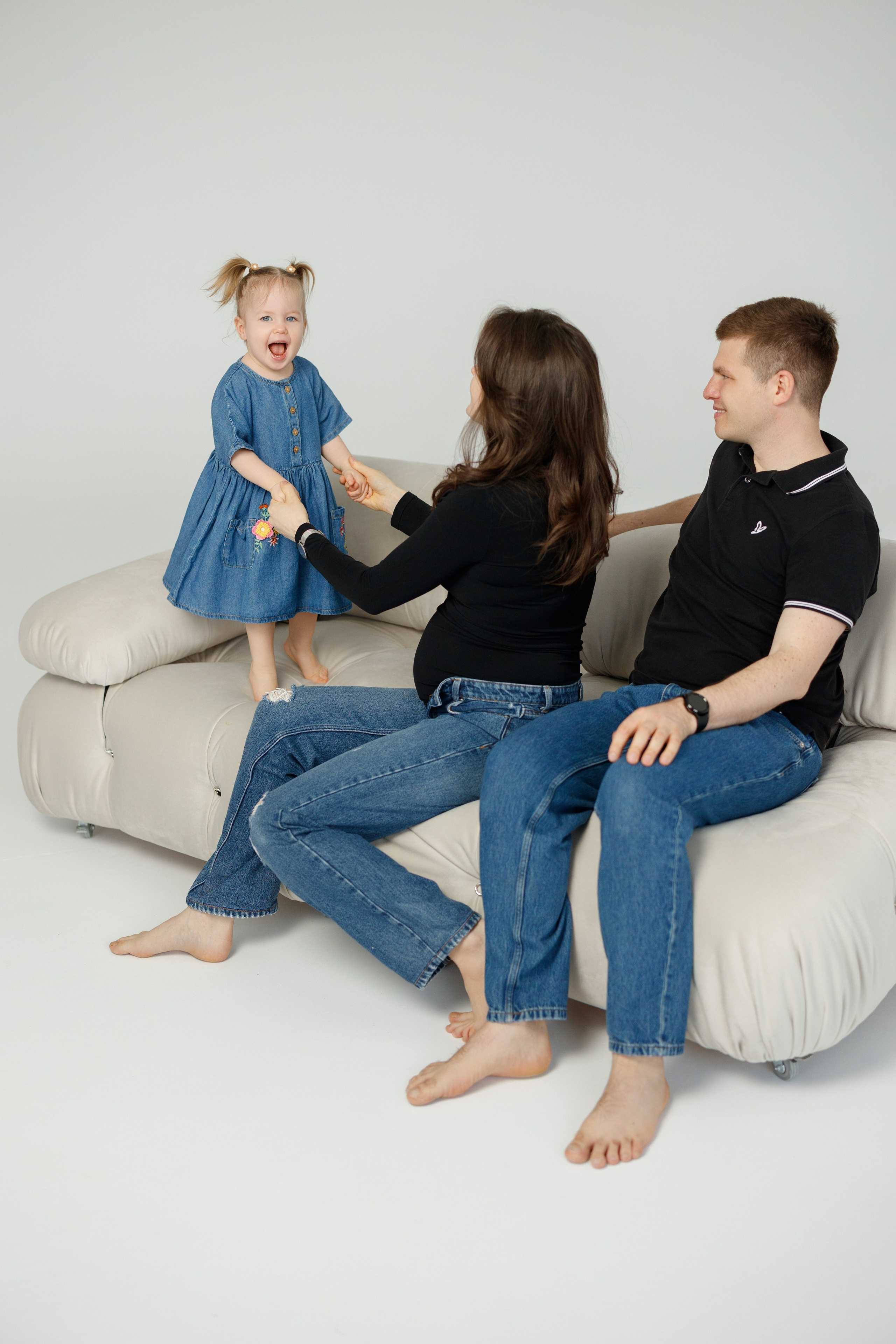 Ședință Foto de Familie — Stil Minimalist pe Fundal Alb. Scarlat Photography