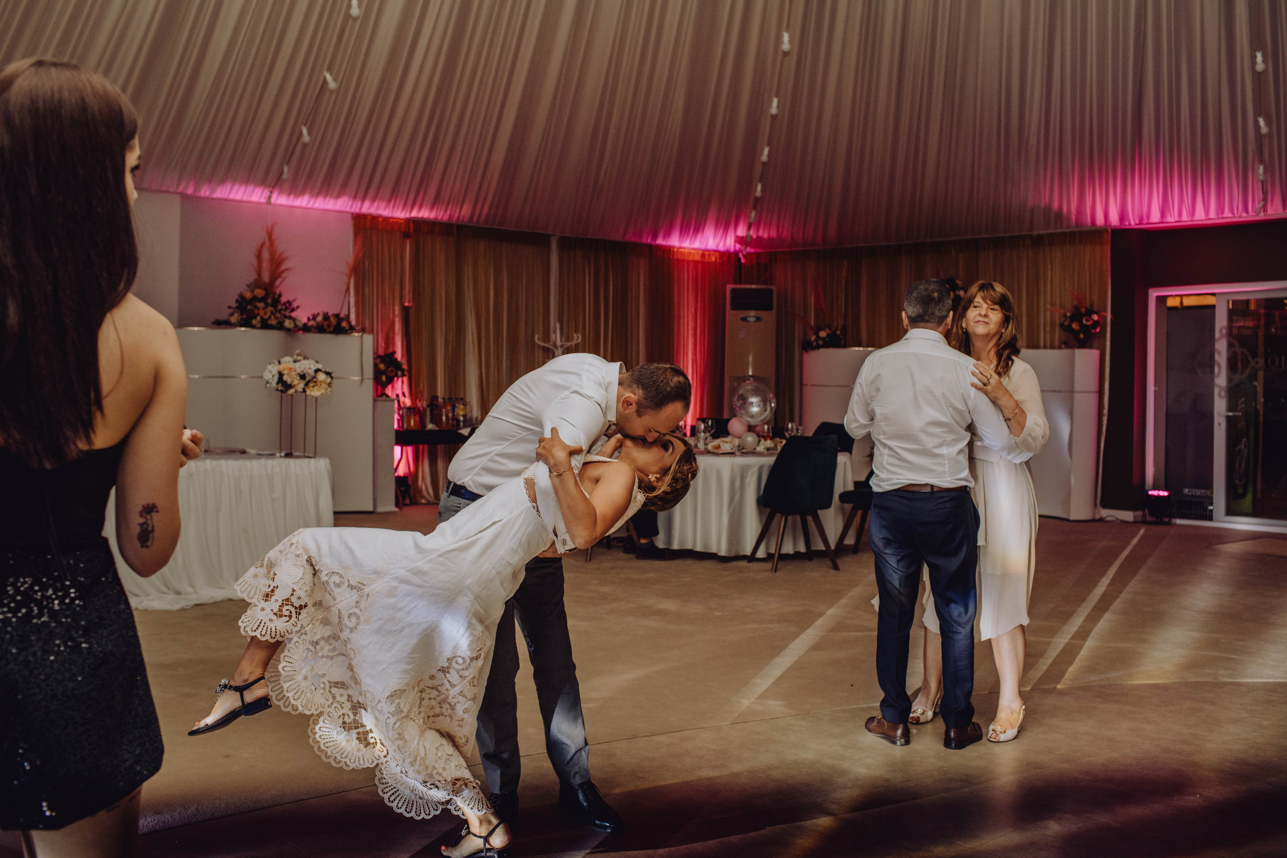 Zaira. Wedding & couple photographer from Romania Rut Vetan