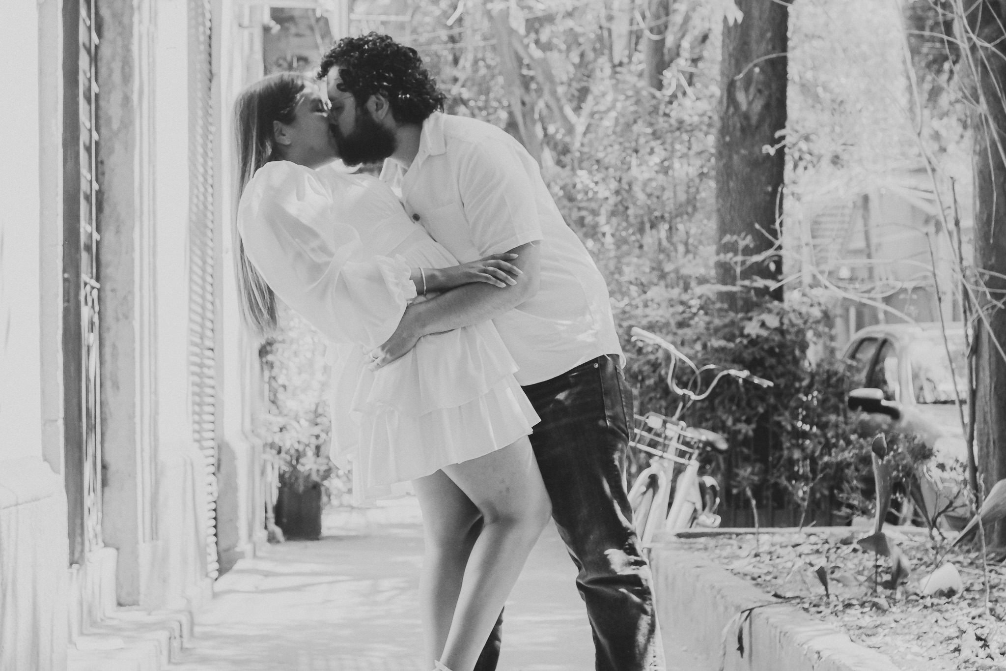 Sesión Save the Date en La Roma: Dany & Rui capturan su amor en el corazón de CDMX. Wedding and family photographer in Mexico City