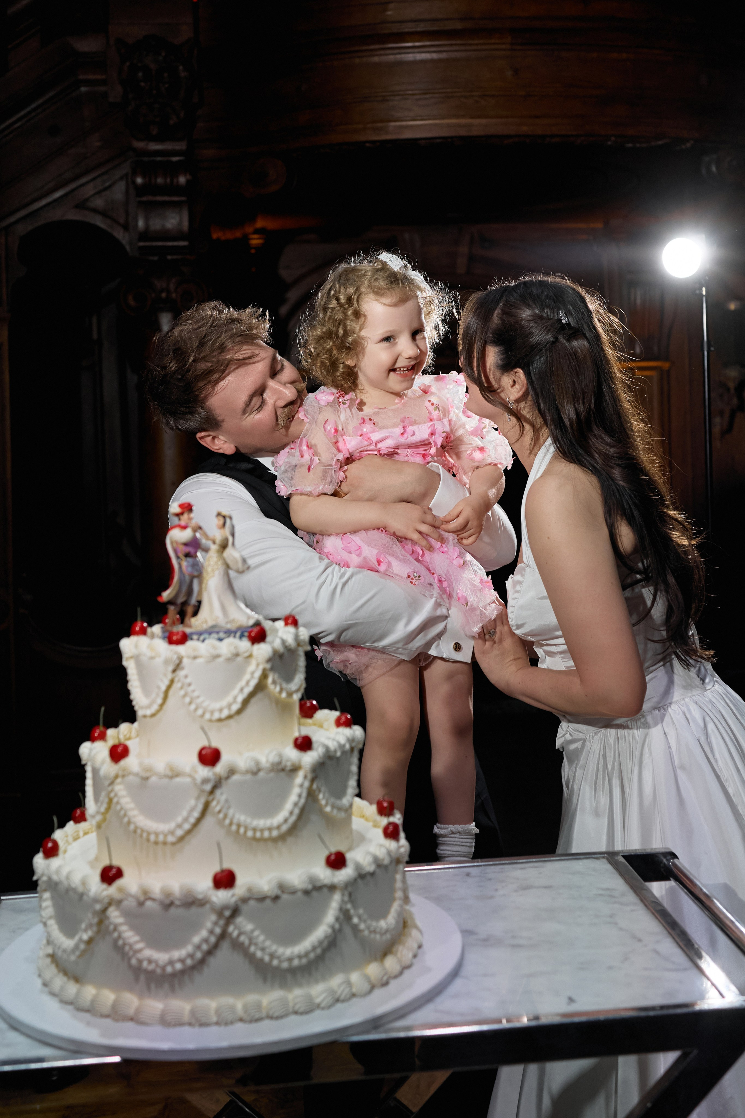 Wiktoria & Kacper. Pałac Goetz. Fotograf ślubny i rodzinny w Krakowie Yana Klymova
