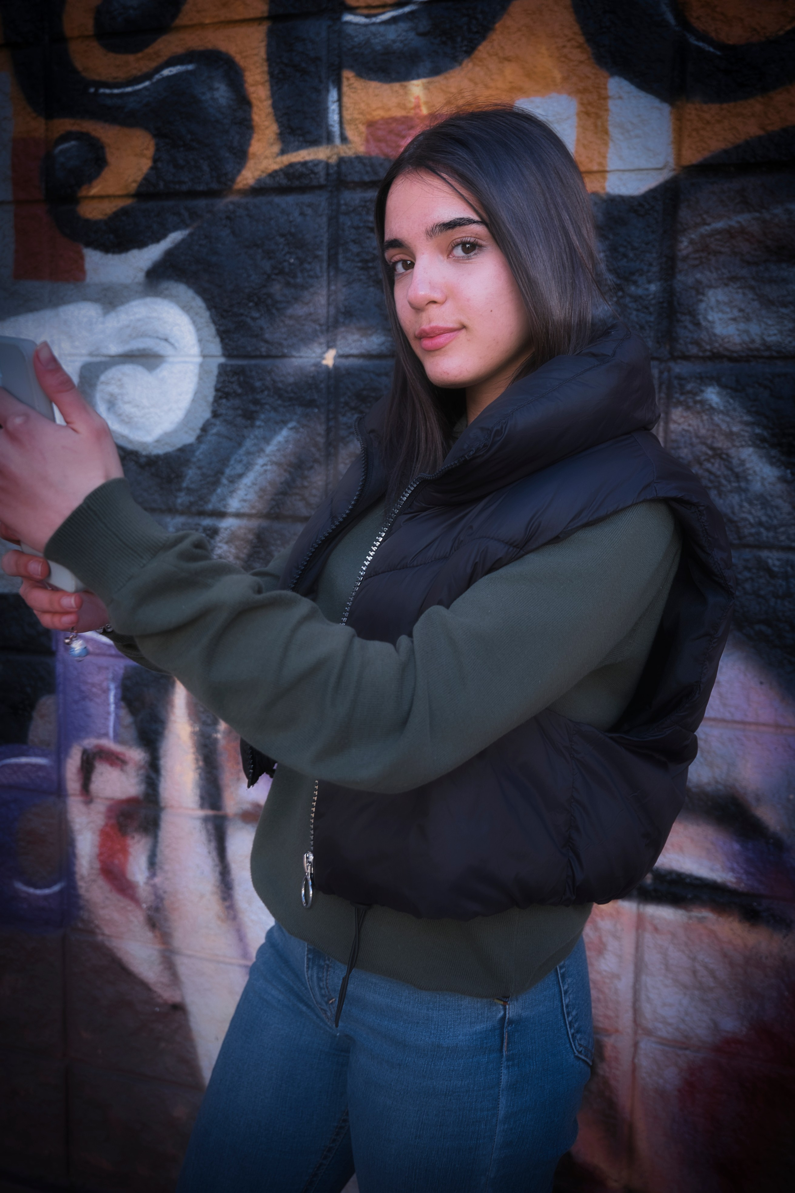 Retrato artístico en exteriores capturado con estilo profesional.