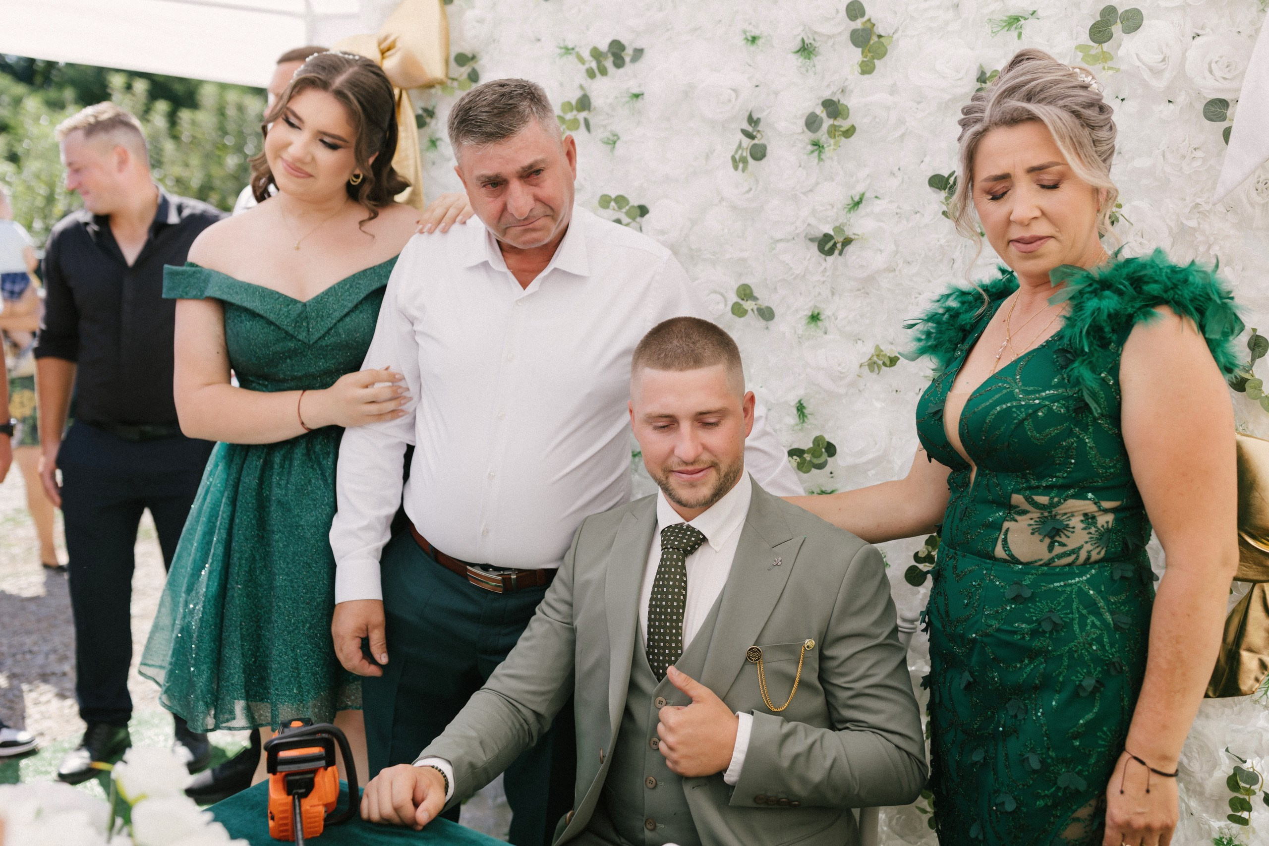- mireasă Lavinia pregătire casa părintească Hârlău- mire Mihai pregătire Flămânzi cavalerii de onoare- fotograf nuntă Casa Jorovlea- ședință foto miri Mihai și Lavinia- nuntă elegantă Casa Jorovlea- fotografie de nuntă naturală România- domnișoare de onoare pregătire mireasă- emoții nuntă biserică- dansul mirilor Casa Jorovlea* fotograf profesionist nuntă Botoșani Iași* fotografie documentară de nuntă- familie și prieteni la nuntă- nași Mihai și Nicoleta nuntă- portret mireasă în lumină naturală- petrecere nuntă Casa Jorovlea- Nuntă Mihai și Lavinia – momente emoționante din ziua nunții, pregătirile mirilor în Hârlău și Flămânzi, ceremonia religioasă și ședința foto realizată de  AlinoFotoStudio -  Mireasa Lavinia în timpul pregătirilor la Hârlău-  Mihai pregătit de cavalerii de onoare în Flămânzi - Ceremonia religioasă a mirilor Mihai și Lavinia-Ședință foto romantică de nuntă Mihai și Lavinia - Dansul mirilor la petrecerea de nuntă -  fotograf nuntă Iași-  fotograf nuntă Botoșani- wedding photography Romania- AlinoFotoStudio - AlinoFotoStudio - Alin Chirilă fotograf - fotograf Botoșani - fotograf Iași - fotograf Hârlău - fotograf Bacău - fotograf Suceava - fotograf București - fotograf Neamț - servicii foto video - fotograf evenimente - fotograf nuntă - fotograf botez - wedding photographer Romania - ședință foto nuntă - fotografie de eveniment - wedding photography - fotografie profesională - fotograf profesionist România- povestitor prin fotografie, servicii foto - video -profesionale
