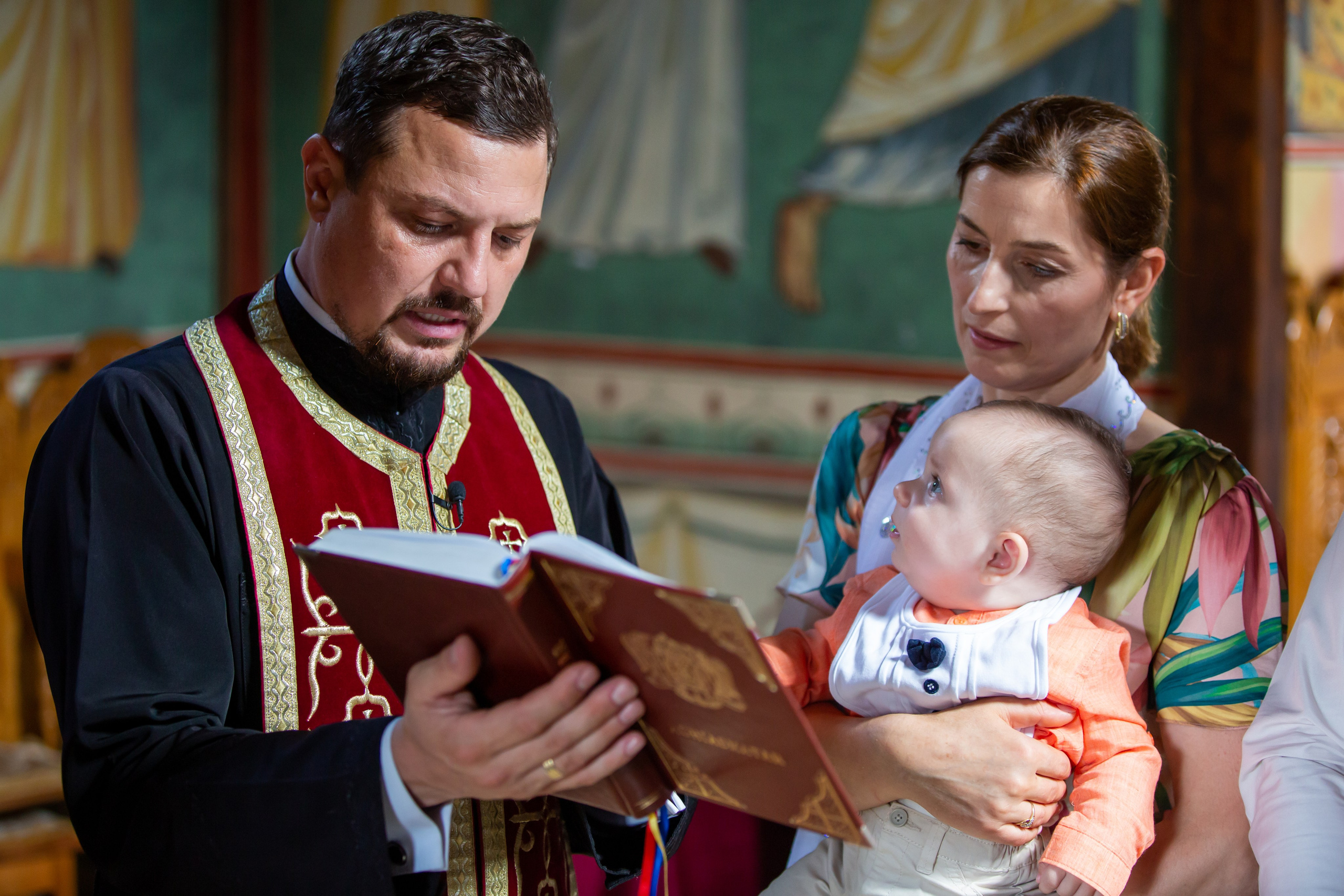 “Bebeluș botezat în biserică, ținut în brațe de nași”	•	“Detaliu cu lumânarea de botez decorată cu flori albe”	•	“Părinți emoționați alături de copilul lor la ceremonia de botez”	•	“Masa festivă de botez cu decor tematic și tort personalizat”	•	“Momentul în care preotul toarnă apă sfințită pe fruntea bebelușului”	“Bebeluș în rochie albă de botez, zâmbind în brațele mamei”	•	“Detaliu cu cruciulița de botez așezată pe o pernă de satin”	•	“Părinți și nași aprinzând lumânările în timpul ceremoniei de botez”	•	“Tort de botez decorat cu figurine tematice și numele copilului”	•	“Copil botezat dormind liniștit în pătuțul decorat festiv”	•	“Momentul în care preotul binecuvântează copilul în fața altarului”	•	“Invitați adunându-se în jurul mesei festive la petrecerea de botez”	•	“Bebeluș ținând în mână o jucărie personalizată primită la botez”	•	“Familie fericită pozând împreună după ceremonia de botez”	•	“Decor tematic cu baloane și flori la locația petrecerii de botez” fotograf Botoșani fotograf evenimente fotograf botez Alin Chirila fotograf alinofotostudio,- Preotul ținându-l pe micuțul Mathias Gabriel la botez, în biserica Înălțarea Domnului, Copălău  - Detalii de la botezul lui Mathias – lumânare, trusou și icoană  - Familia lui Mathias Gabriel alături de micuț, în ziua botezului  - Portret emoționant cu mama și bebelușul în brațe, în biserică,fotograf profesionist evenimente Botoșani, Iași, Suceava, Fălticeni, Bacău, Pașcani, Roman - AlinoFotoStudio by Alin Chirilă - servicii foto nuntă, botez, cununie, ședințe foto creative, albume personalizate, fotografii emoționante și calitative pentru cele mai importante momente din viață,fotograf nuntă Botoșani Alin Chirilă,  ședință foto botez Iași - AlinoFotoStudio,  servicii fotograf profesionist evenimente Suceava,  fotograf cununie civilă Fălticeni - Alin Chirilă,  album foto nuntă personalizat Bacău.“Bebeluș botezat în biserică, ținut în brațe de nași”	•	“Detaliu cu lumânarea de botez decorată cu flori albe”	•	“Părinți emoționați alături de copilul lor la ceremonia de botez”	•	“Masa festivă de botez cu decor tematic și tort personalizat”	•	“Momentul în care preotul toarnă apă sfințită pe fruntea bebelușului”	“Bebeluș în rochie albă de botez, zâmbind în brațele mamei”	•	“Detaliu cu cruciulița de botez așezată pe o pernă de satin”	•	“Părinți și nași aprinzând lumânările în timpul ceremoniei de botez”	•	“Tort de botez decorat cu figurine tematice și numele copilului”	•	“Copil botezat dormind liniștit în pătuțul decorat festiv”	•	“Momentul în care preotul binecuvântează copilul în fața altarului”	•	“Invitați adunându-se în jurul mesei festive la petrecerea de botez”	•	“Bebeluș ținând în mână o jucărie personalizată primită la botez”	•	“Familie fericită pozând împreună după ceremonia de botez”	•	“Decor tematic cu baloane și flori la locația petrecerii de botez” fotograf Botoșani fotograf evenimente fotograf botez Alin Chirila fotograf alinofotostudio.fotograf botez Amelis Maria, fotografie botez Botoșani, fotograf Alin Chirilă, amintiri botez, fotografii botez, botez Amelis Maria, fotograf copii, fotografie botez în Botoșani,